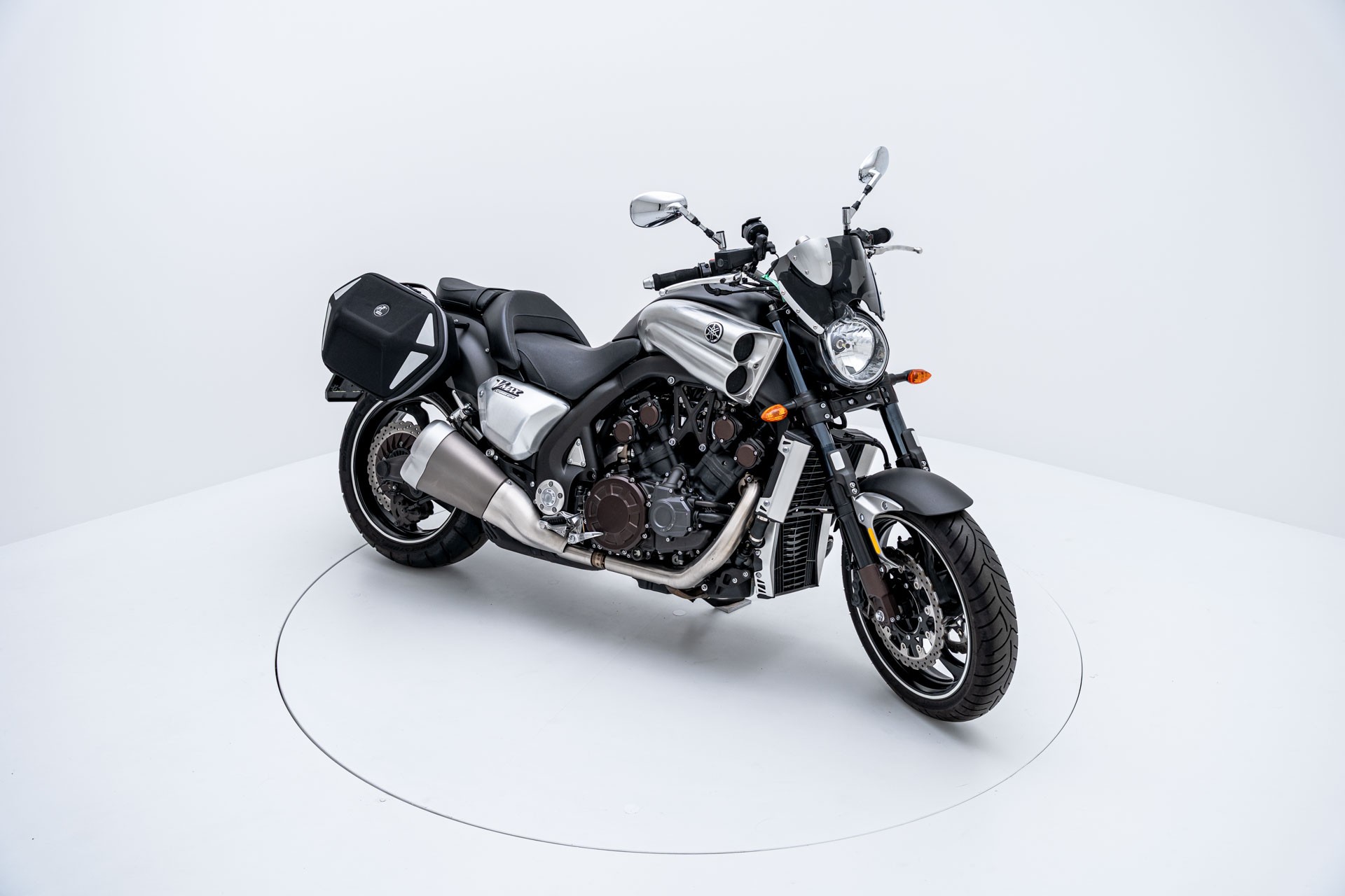 YAMAHA V-MAX-showroom-element-1