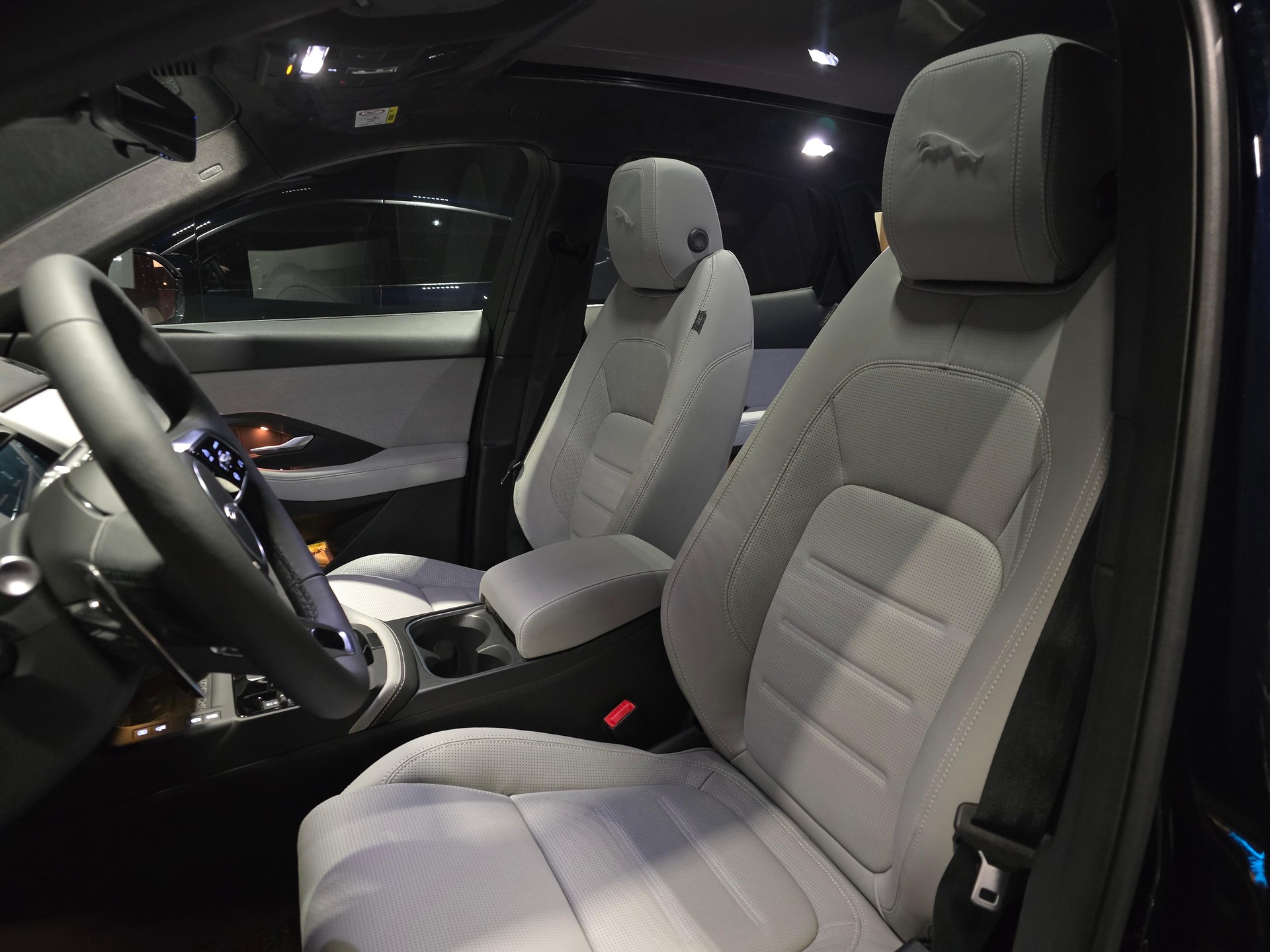 JAGUAR E-Pace 1.5 T 270e R-Dynamic HSE AWD-image-6