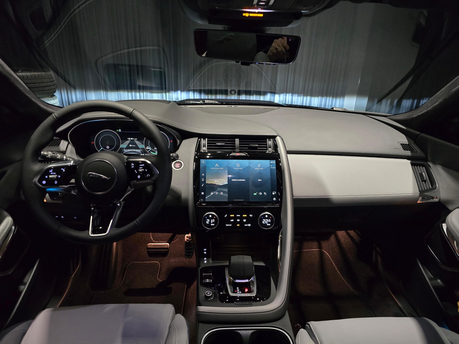 JAGUAR E-Pace 1.5 T 270e R-Dynamic HSE AWD-image-5
