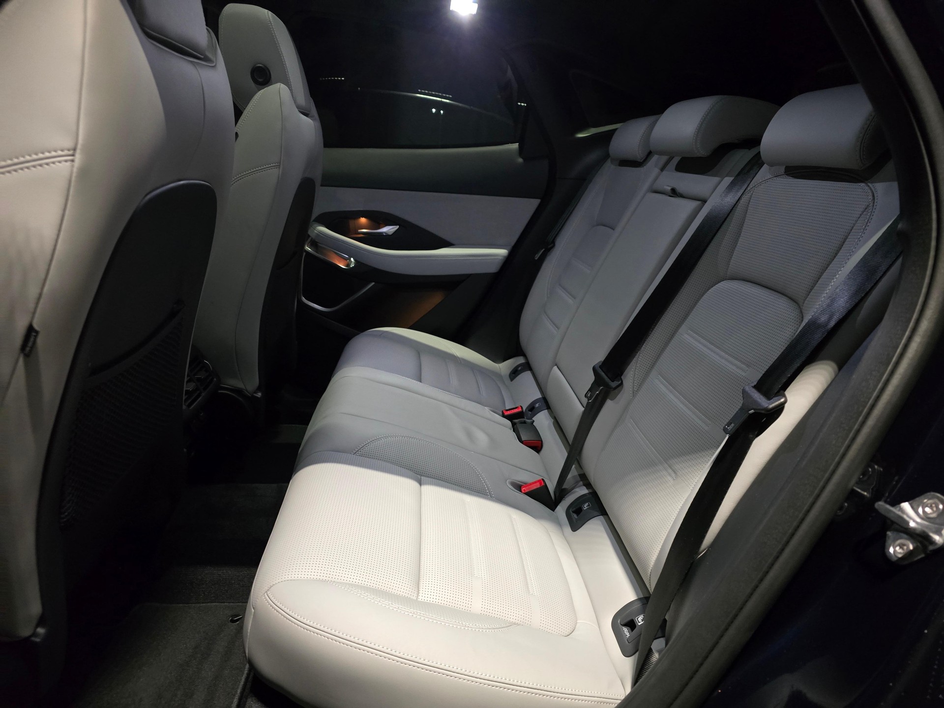 JAGUAR E-Pace 1.5 T 270e R-Dynamic HSE AWD-image-4