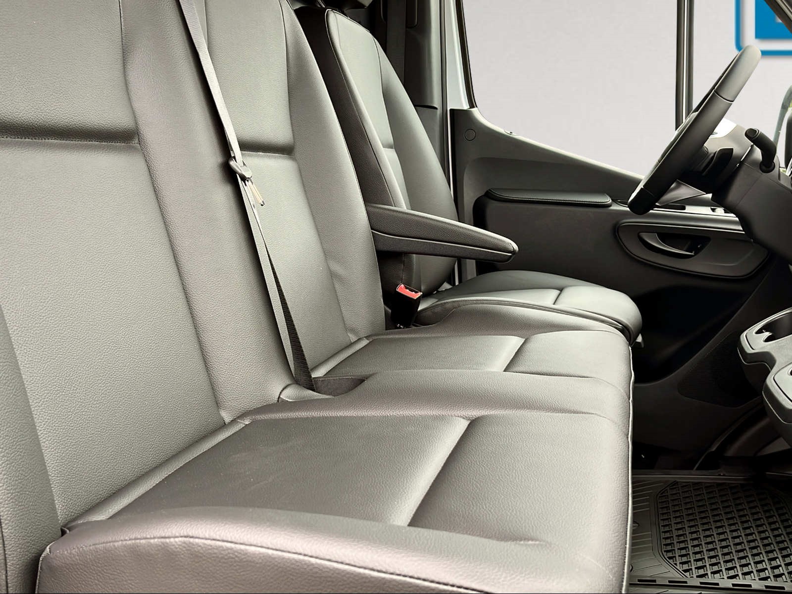 MERCEDES-BENZ Sprinter 319 CDI Standard 9G-TRONIC 4x4-image-10