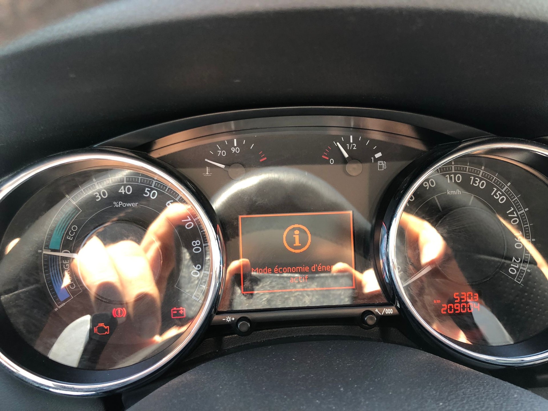 PEUGEOT 3008 HYbrid4 2.0 HDI EGS6-image-8