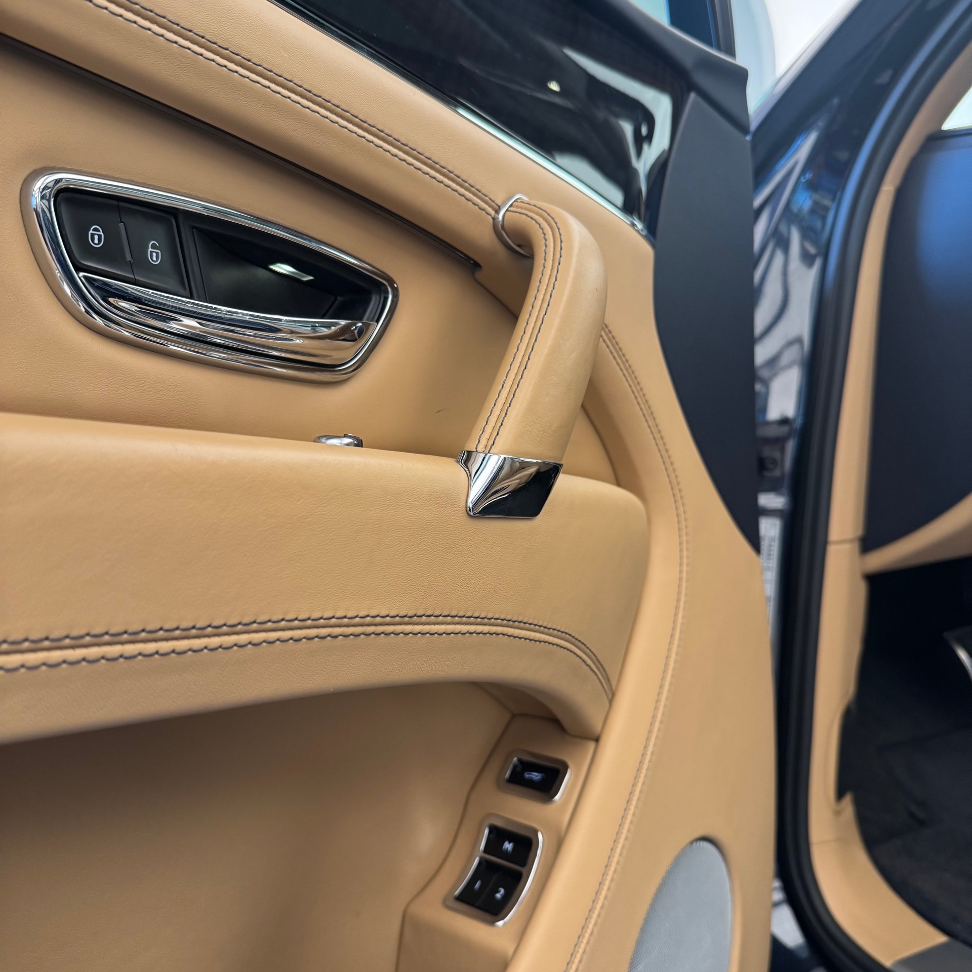 BENTLEY Bentayga V8-image-12