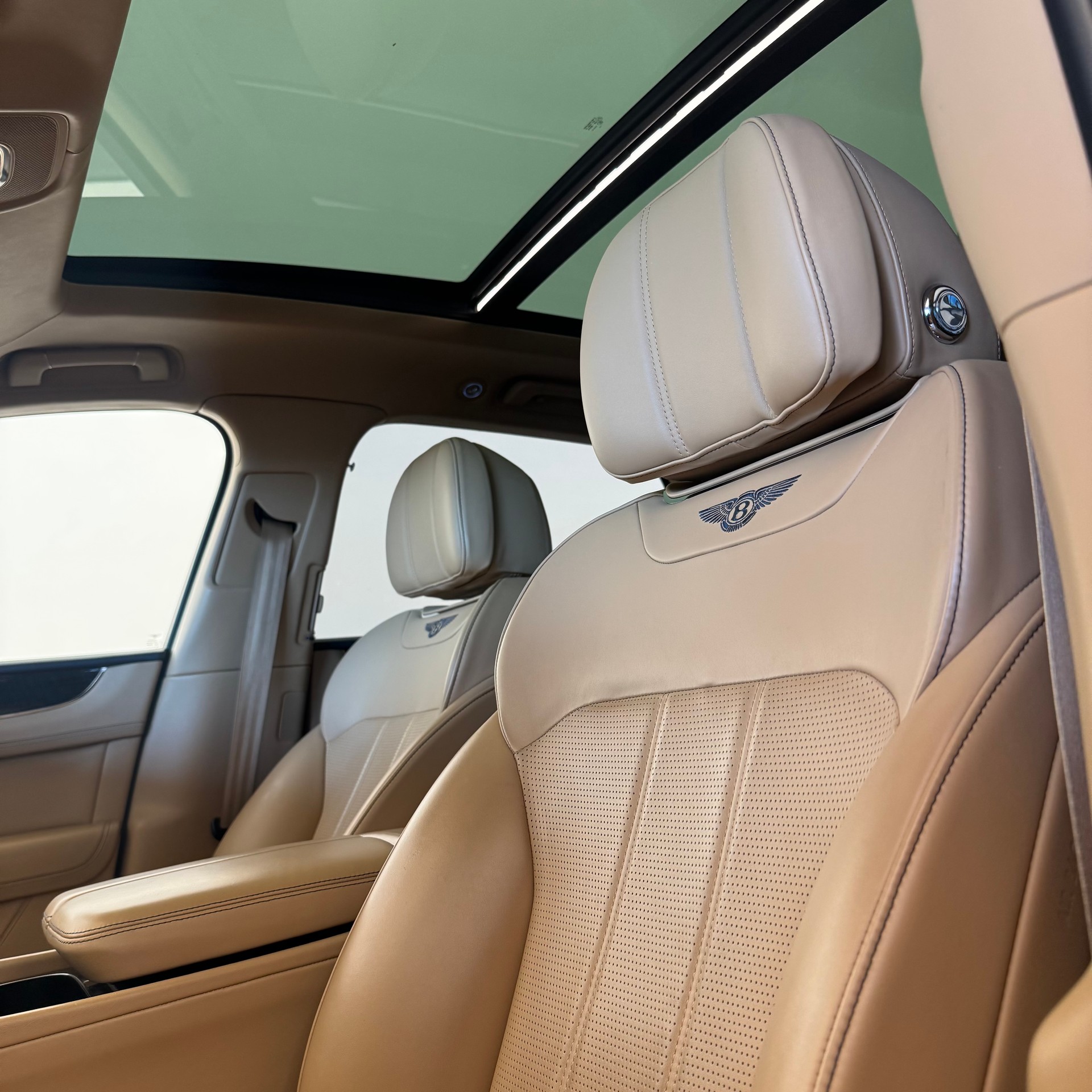 BENTLEY Bentayga V8-image-10