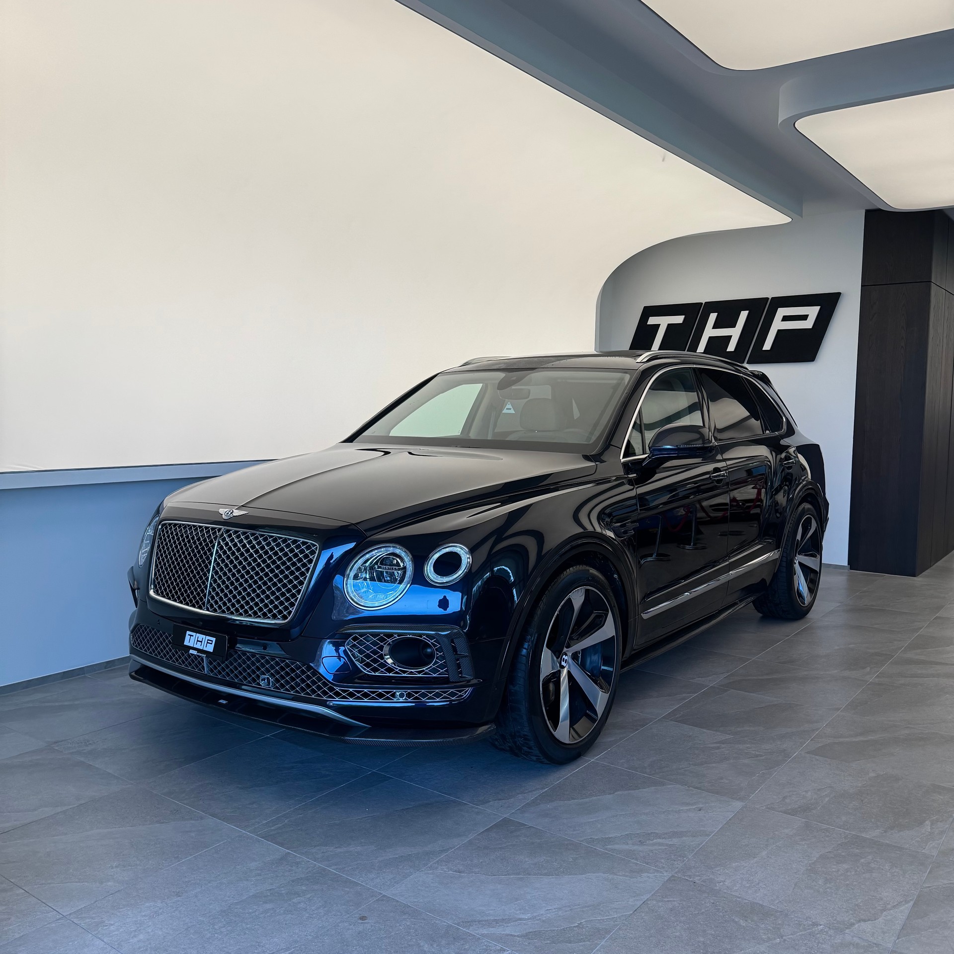 BENTLEY Bentayga V8-image-0