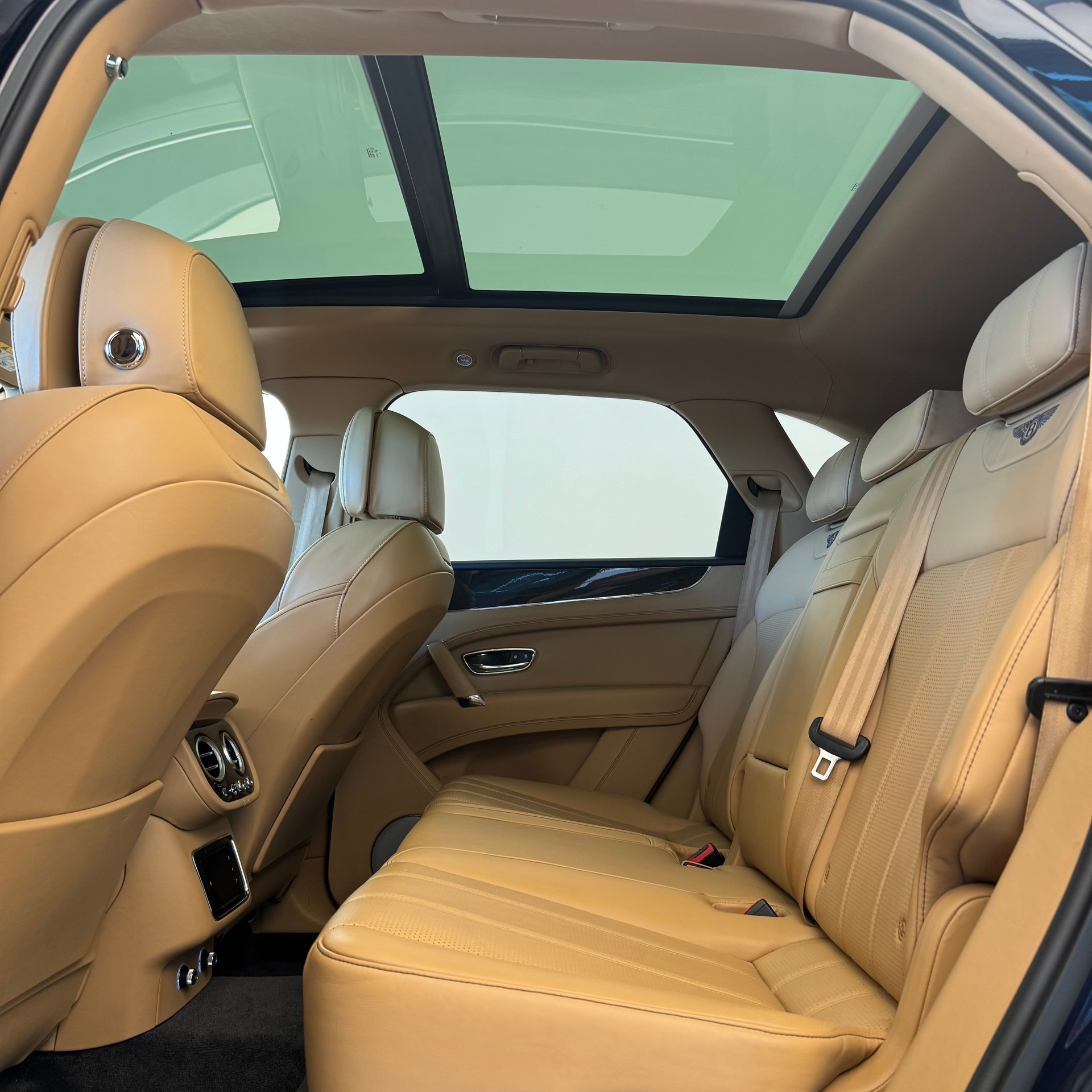 BENTLEY Bentayga V8-image-8