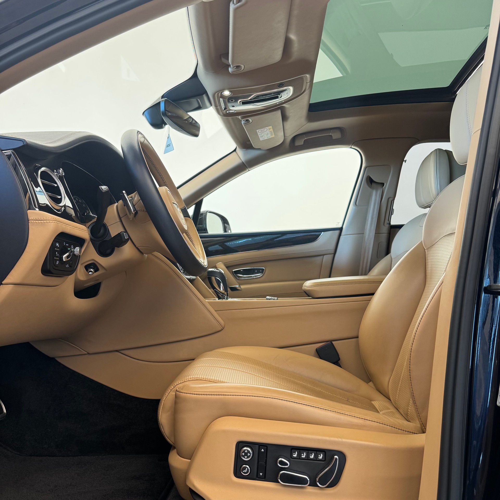 BENTLEY Bentayga V8-image-13