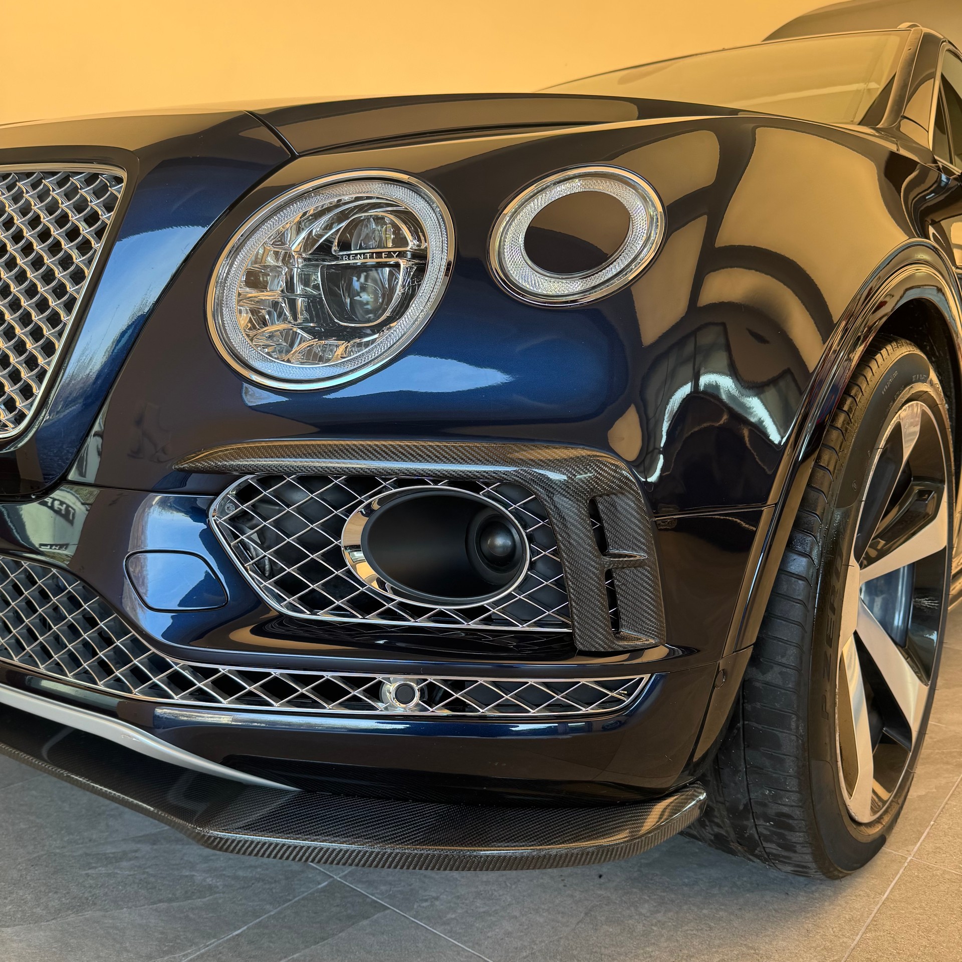 BENTLEY Bentayga V8-image-2