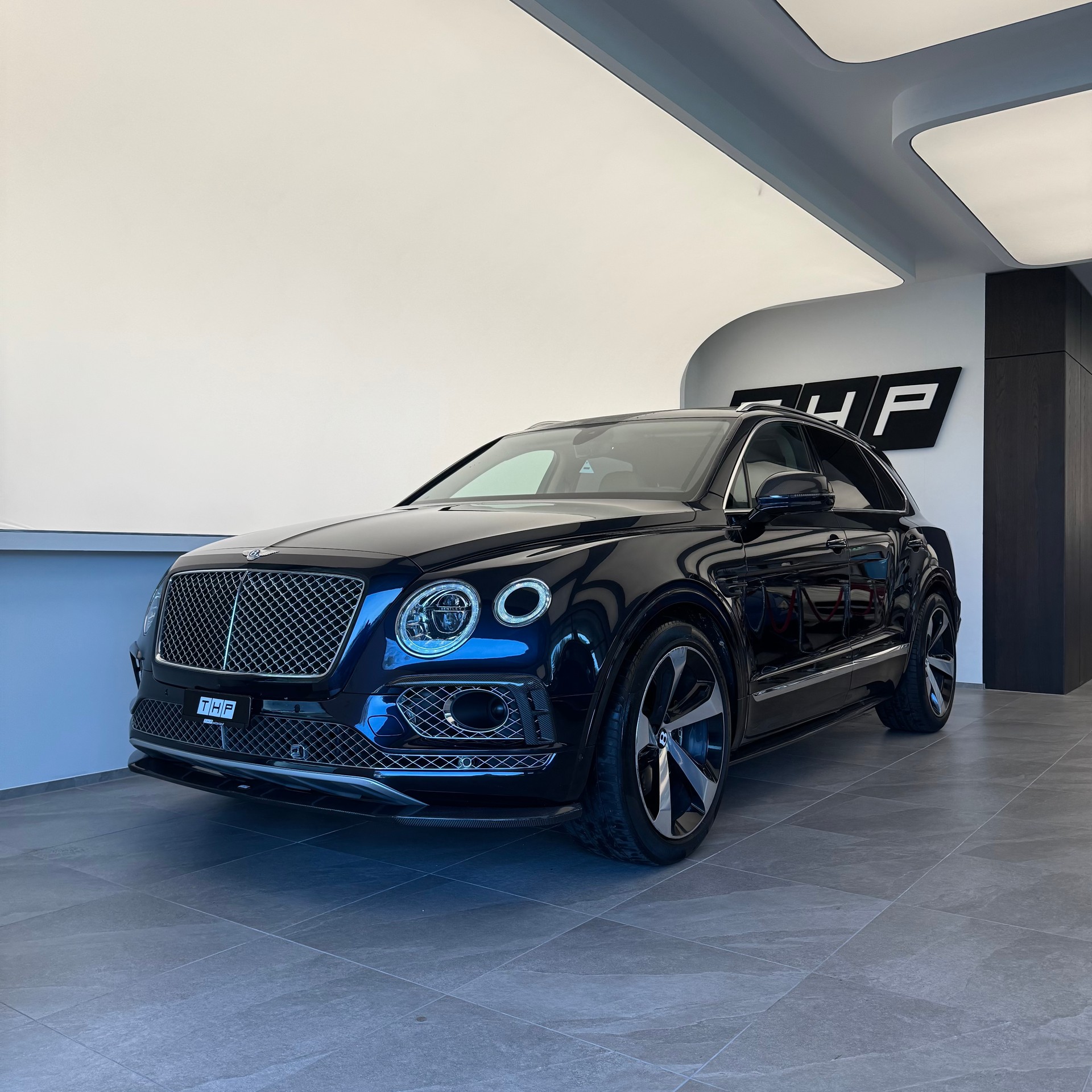 BENTLEY Bentayga V8-image-1