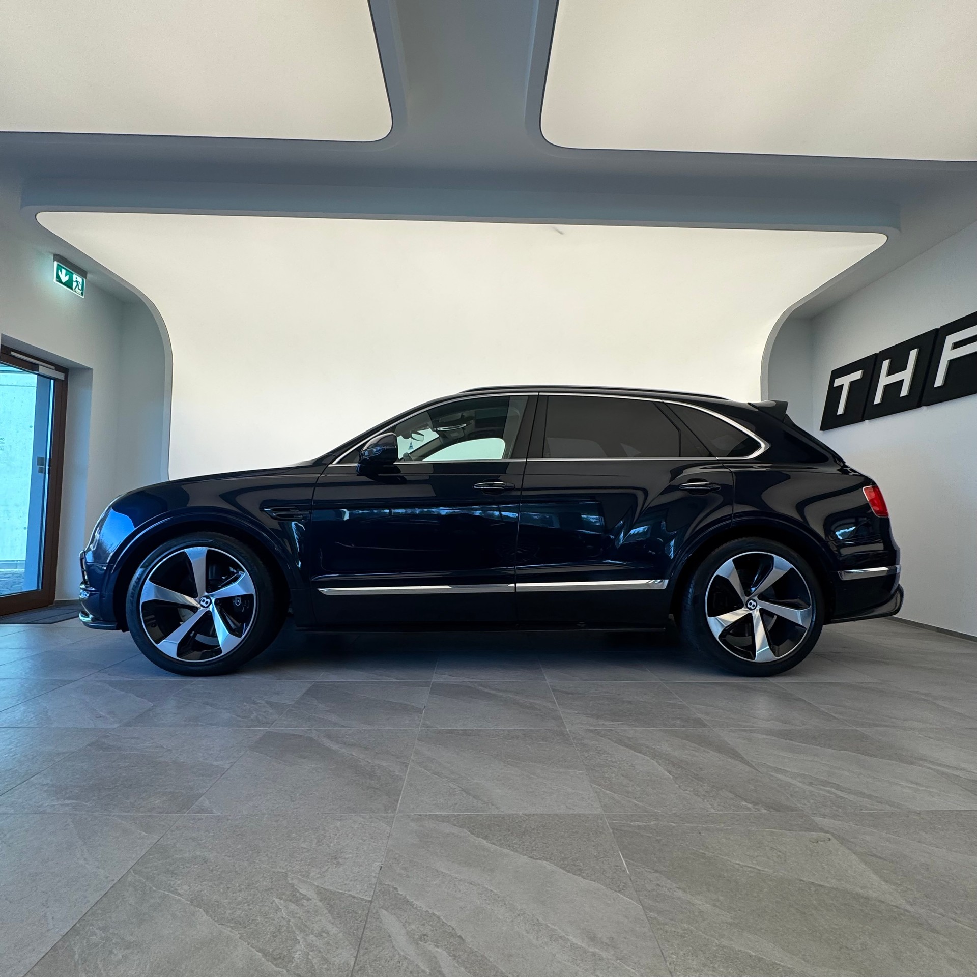 BENTLEY Bentayga V8-image-3