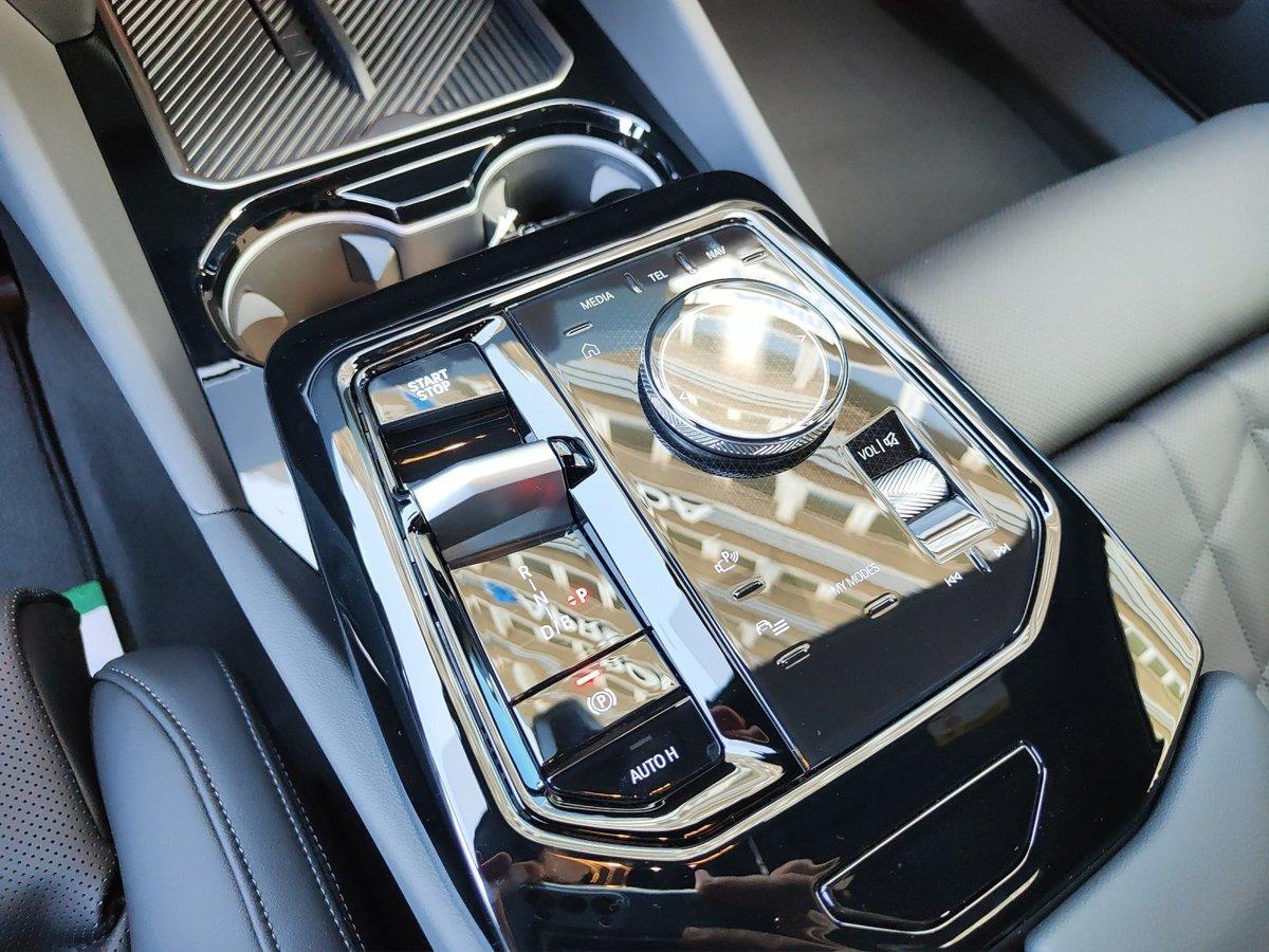 BMW i5 M60 xDrive-image-11