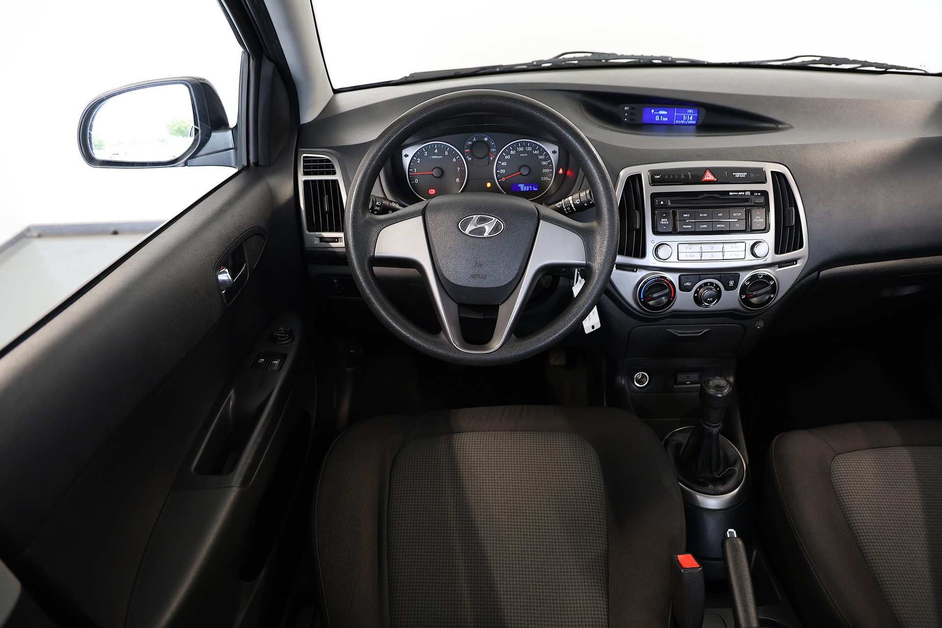 HYUNDAI i20-image-9