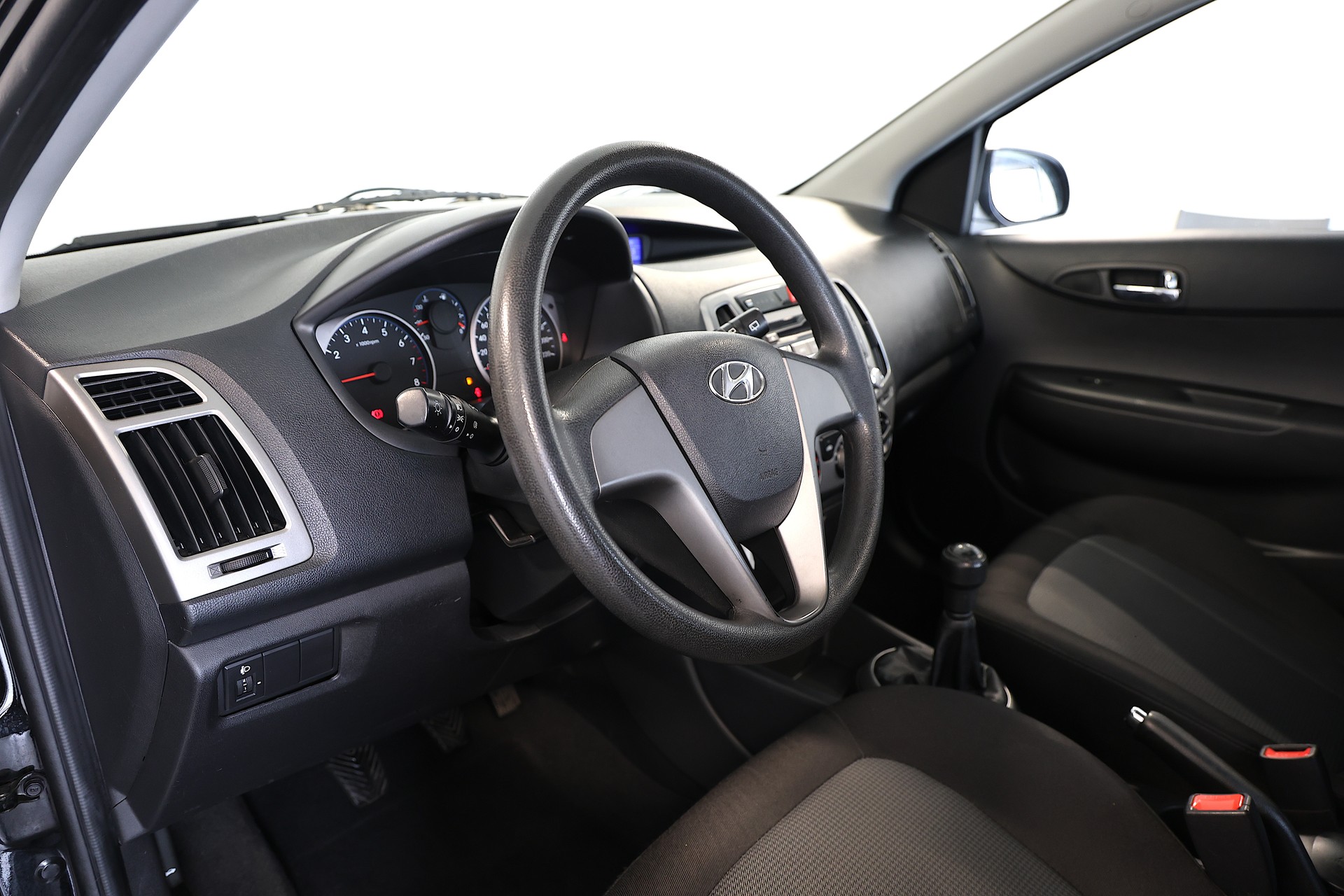 HYUNDAI i20-image-8