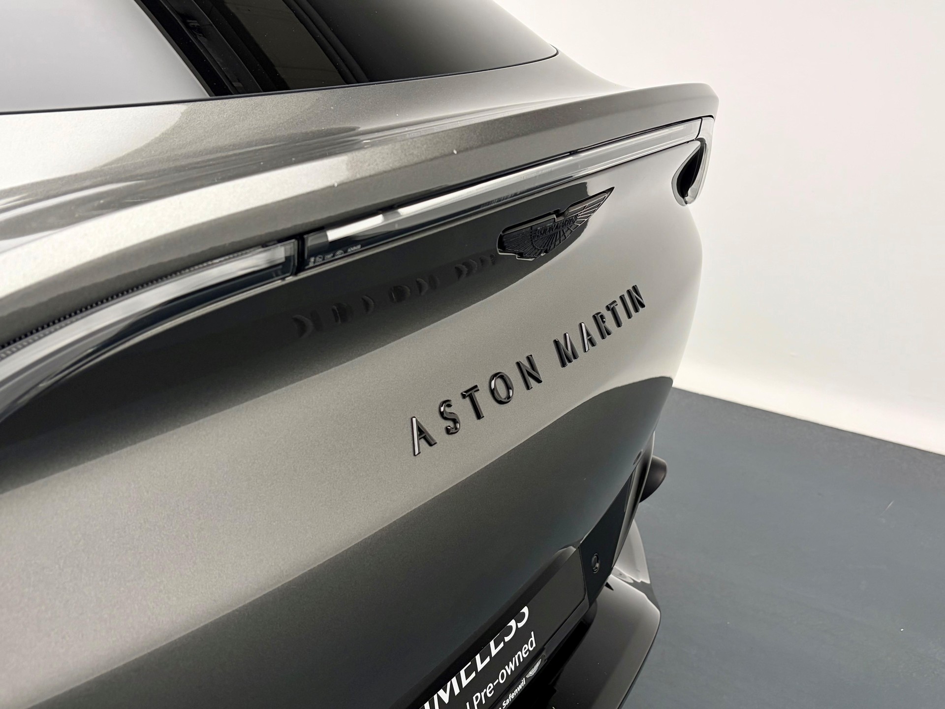 ASTON MARTIN DBX 4.0 V8 Bi-Turbo-image-17