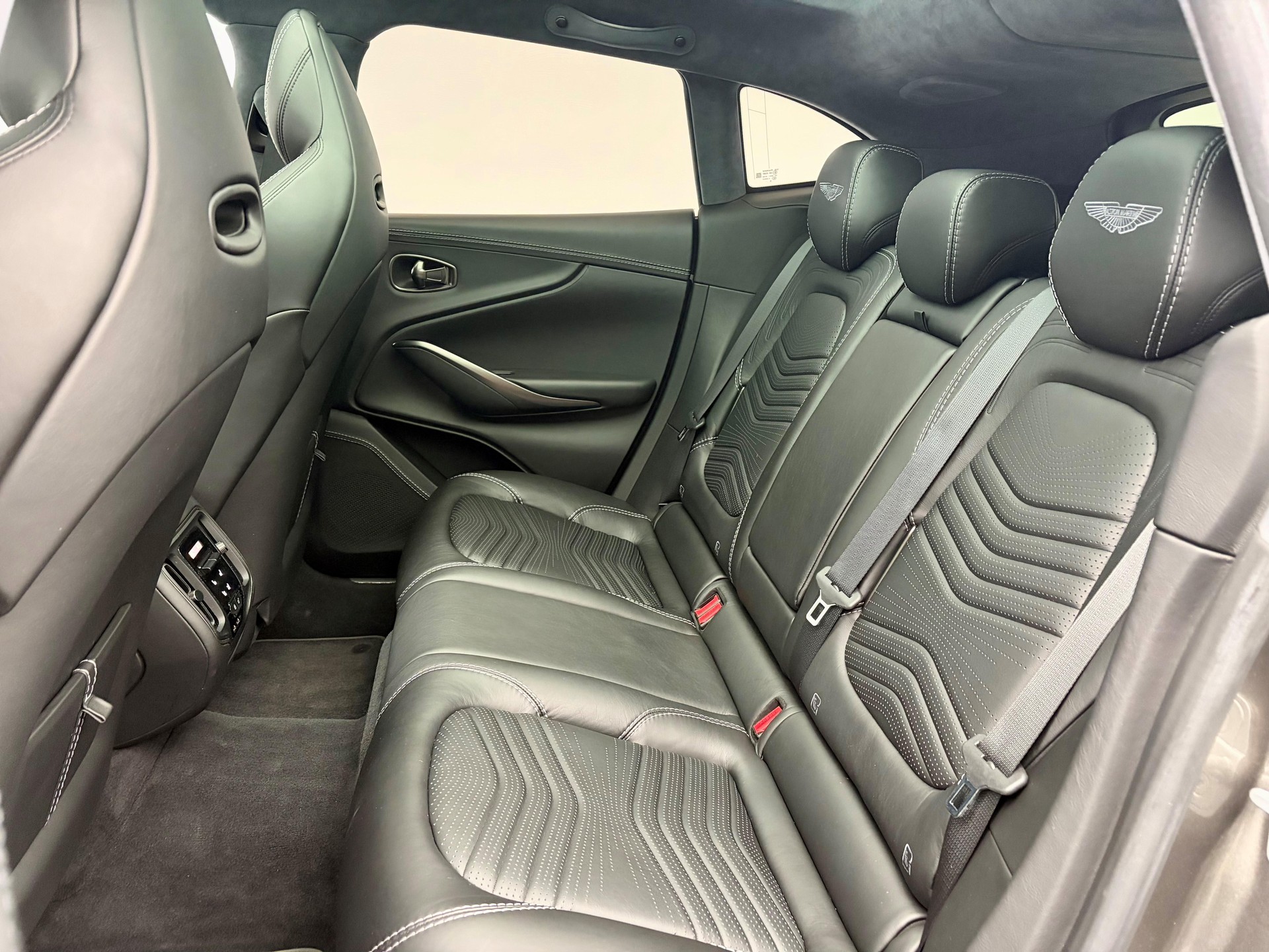 ASTON MARTIN DBX 4.0 V8 Bi-Turbo-image-11