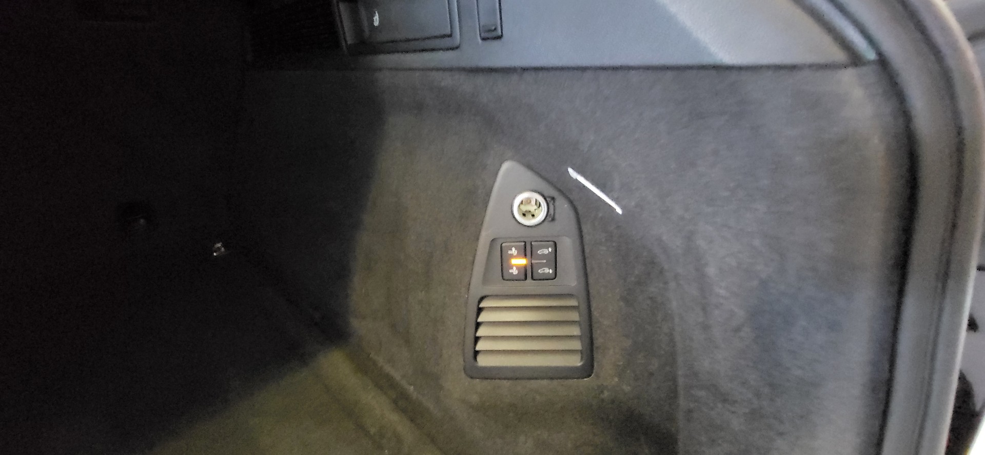 VW Touareg 3.0 TDI Atmosphere Tiptronic-image-17