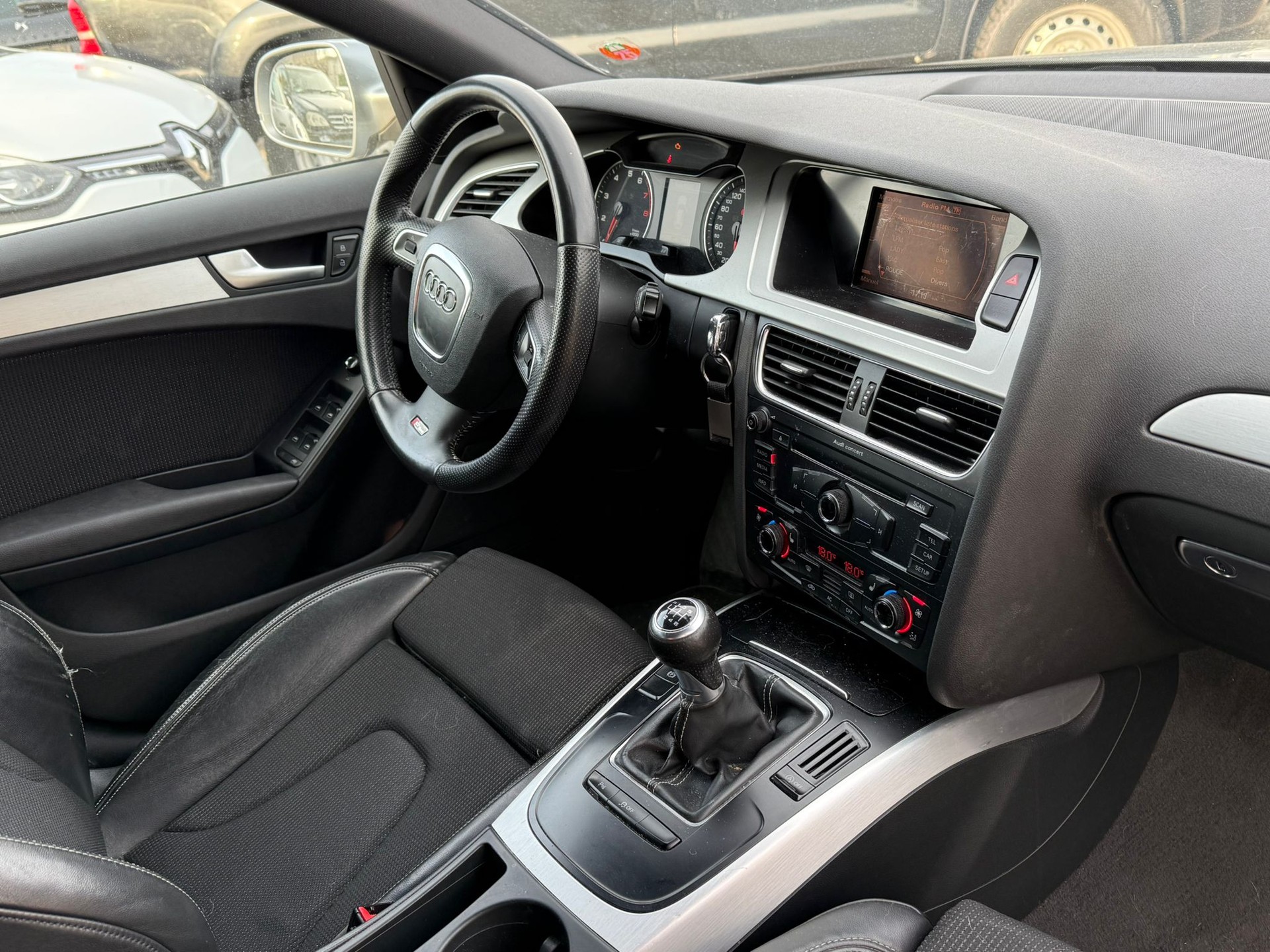 AUDI A4 Avant 2.0 TFSI Style quattro S-Line-image-12
