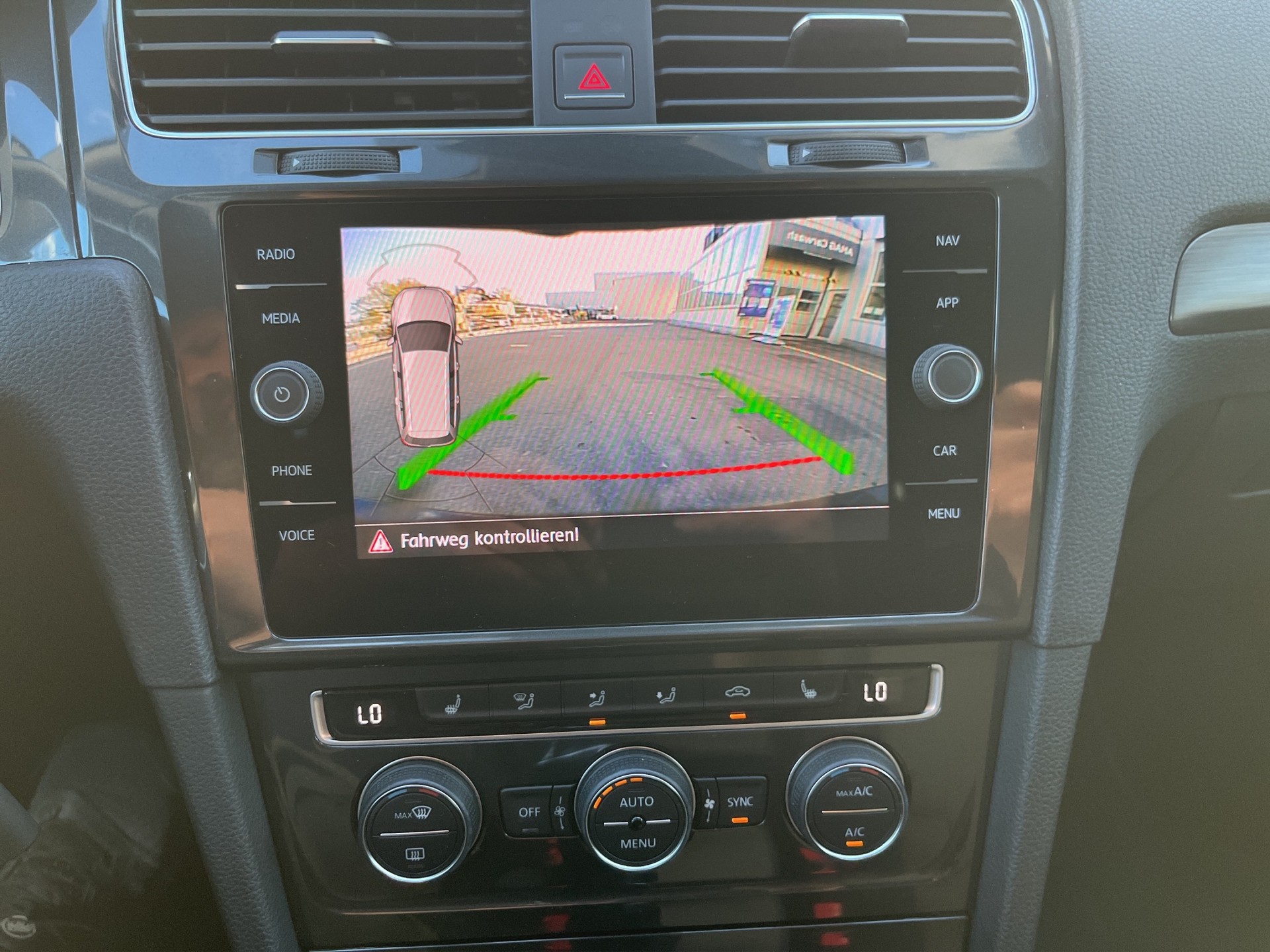 VW Golf Variant 2.0 TDI Highline 4Motion-image-14
