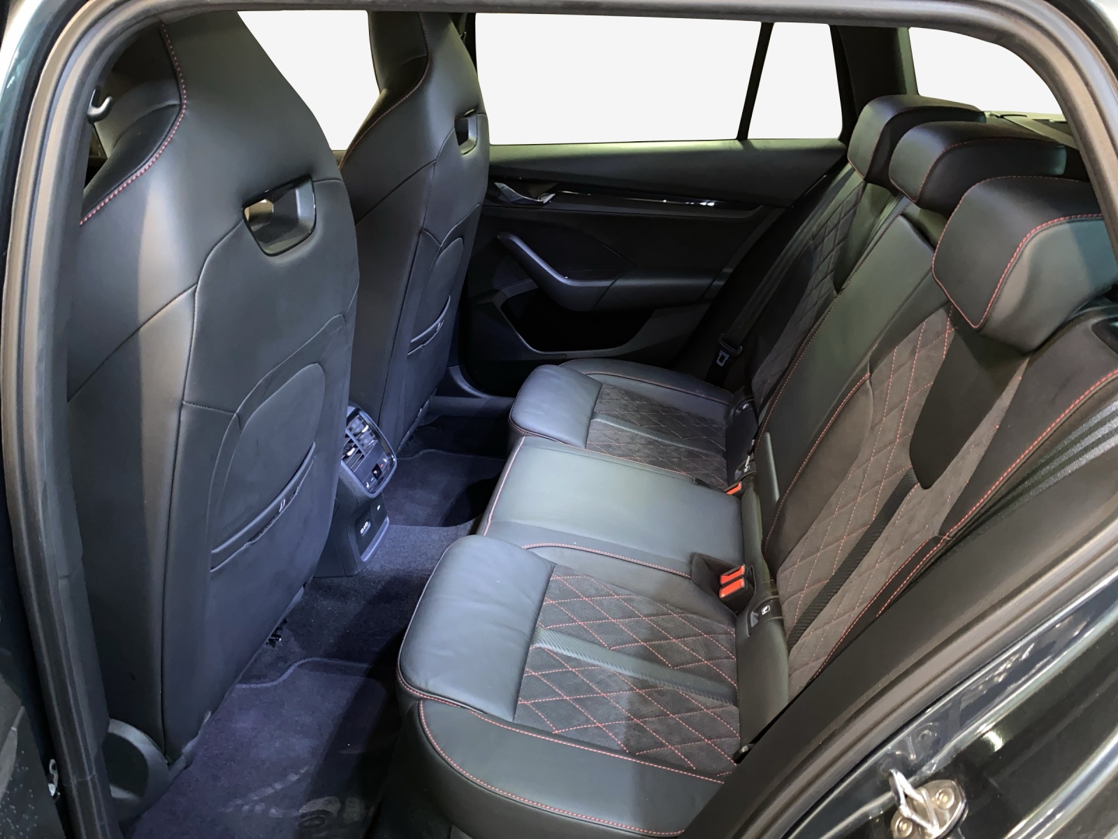 SKODA Octavia Combi 2.0 TDI DSG RS 4x4-image-11