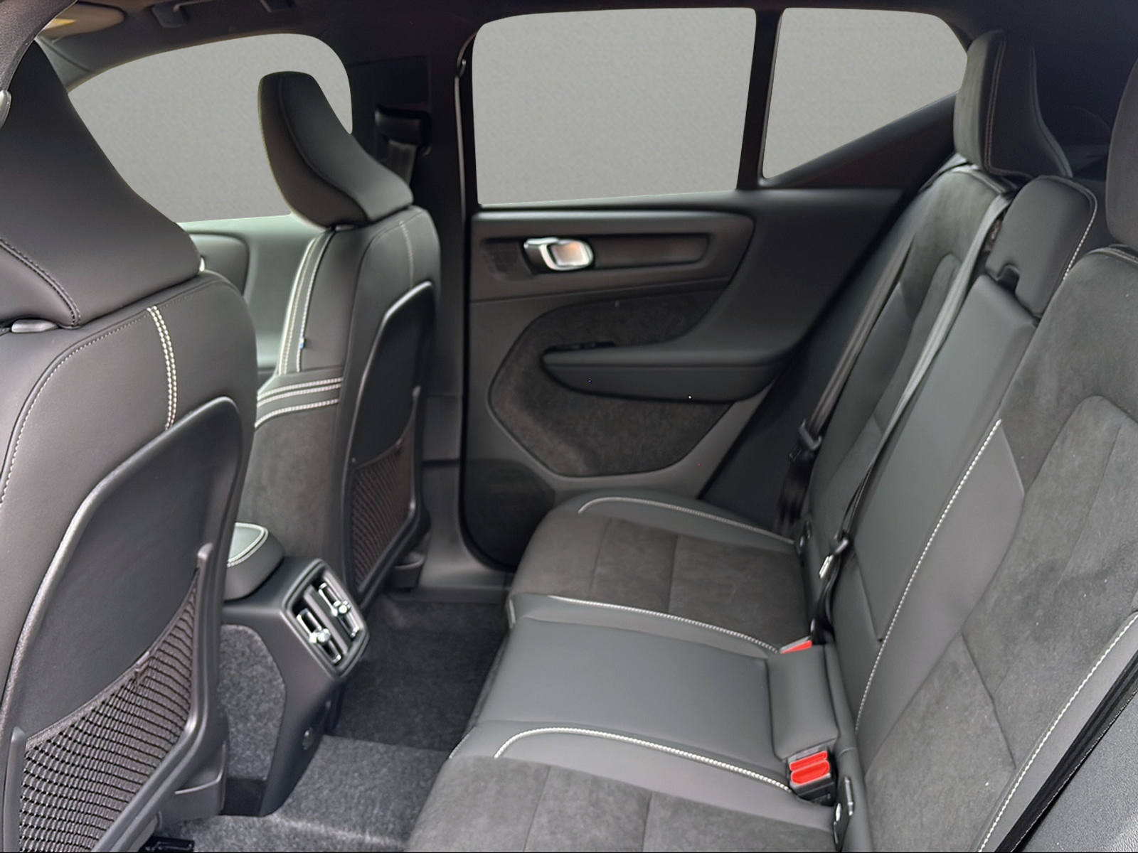 VOLVO XC40 B3 Benzin Mild Hybrid Plus Dark DCT-image-6