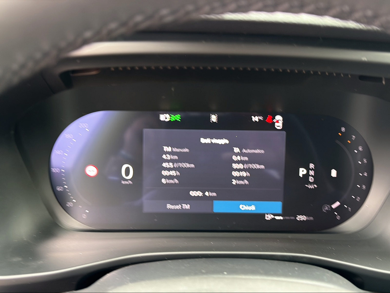 VOLVO XC40 B3 Benzin Mild Hybrid Plus Dark DCT-image-4