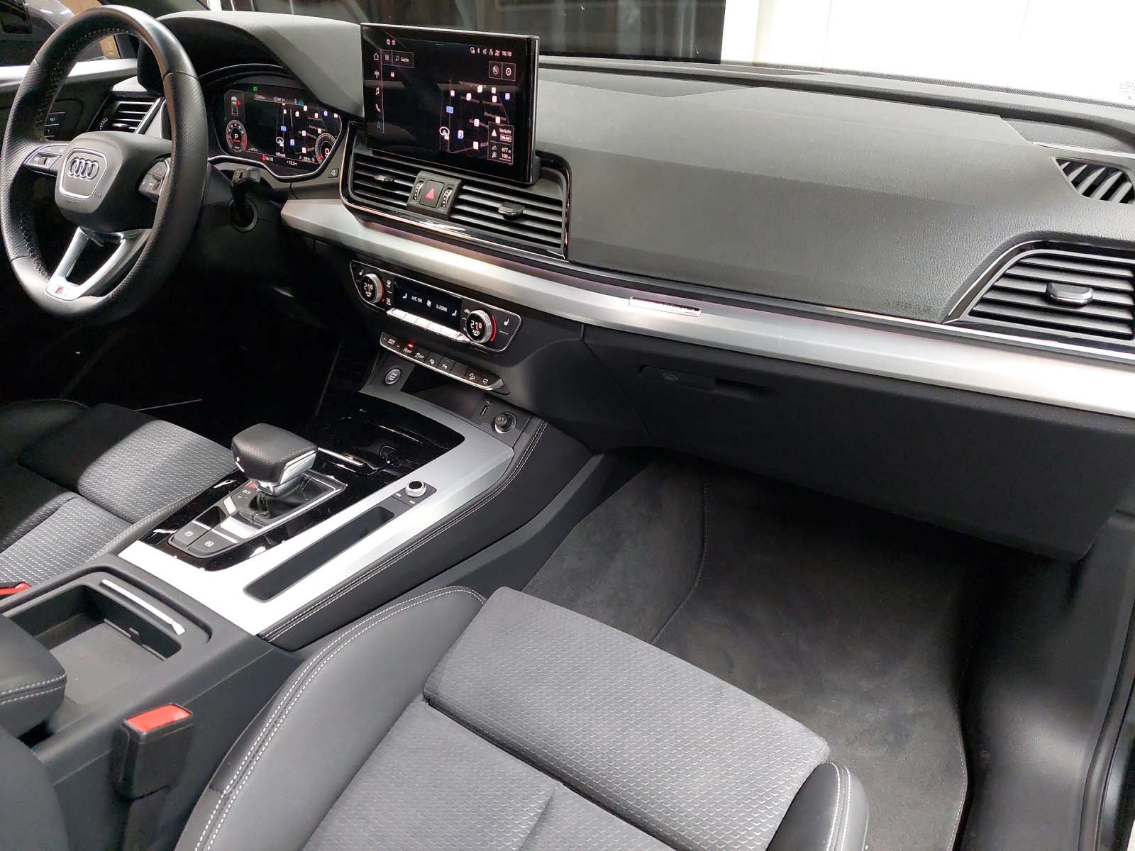 AUDI Q5 45 TFSI S-line quattro S-tronic-image-9