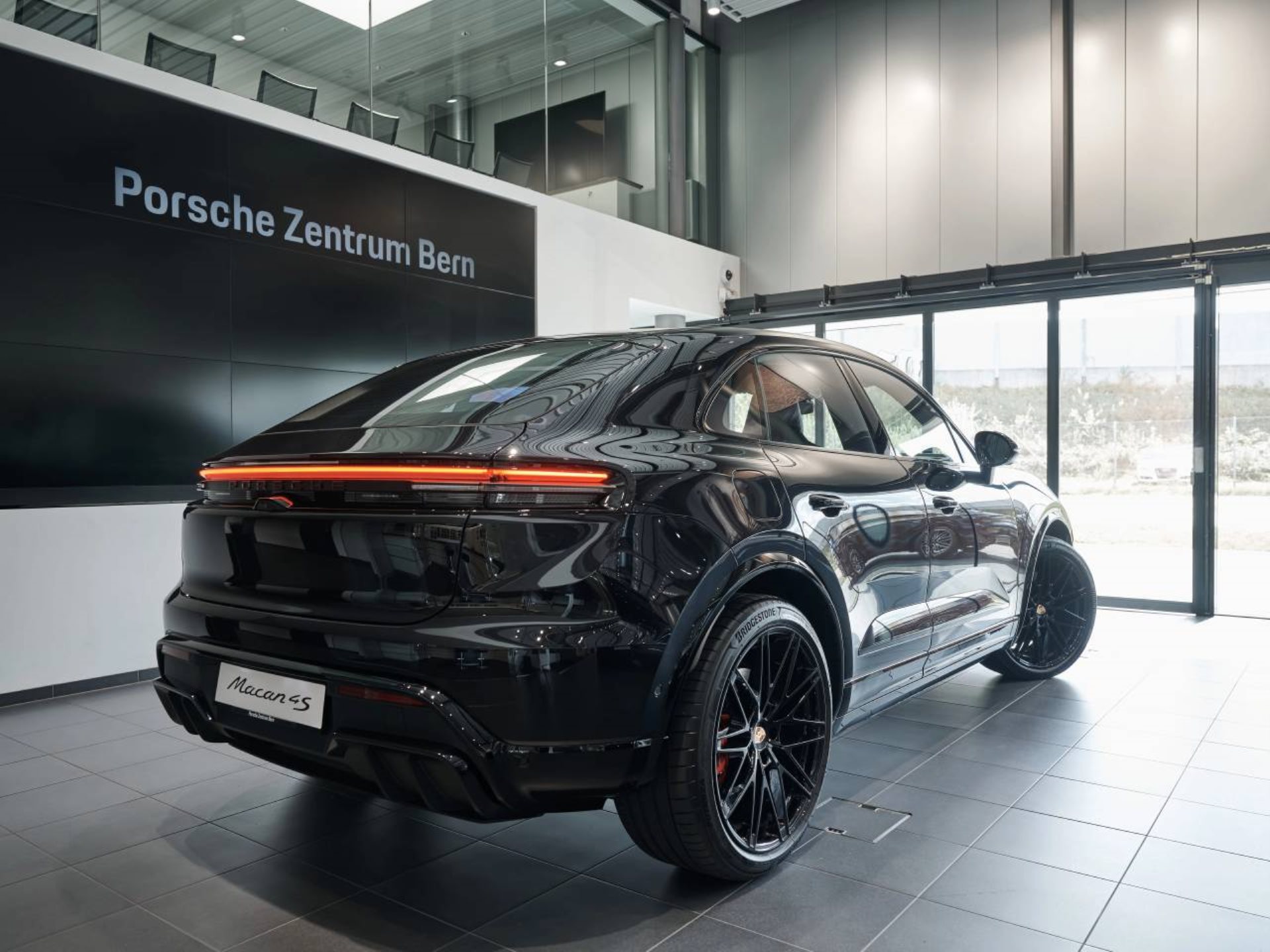PORSCHE Macan 4S-showroom-element-2