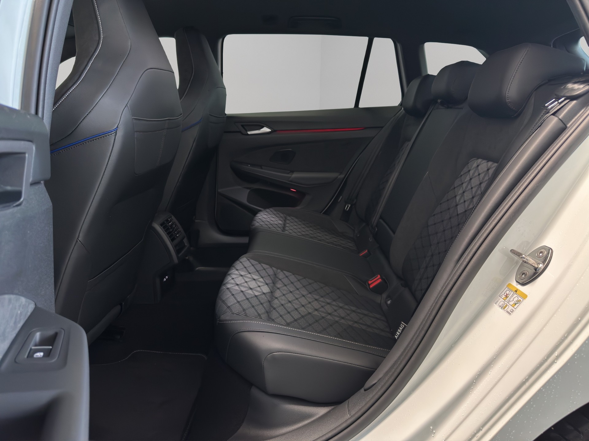 VW Golf Variant 2.0 TSI R-Line DSG 4 Motion-image-10