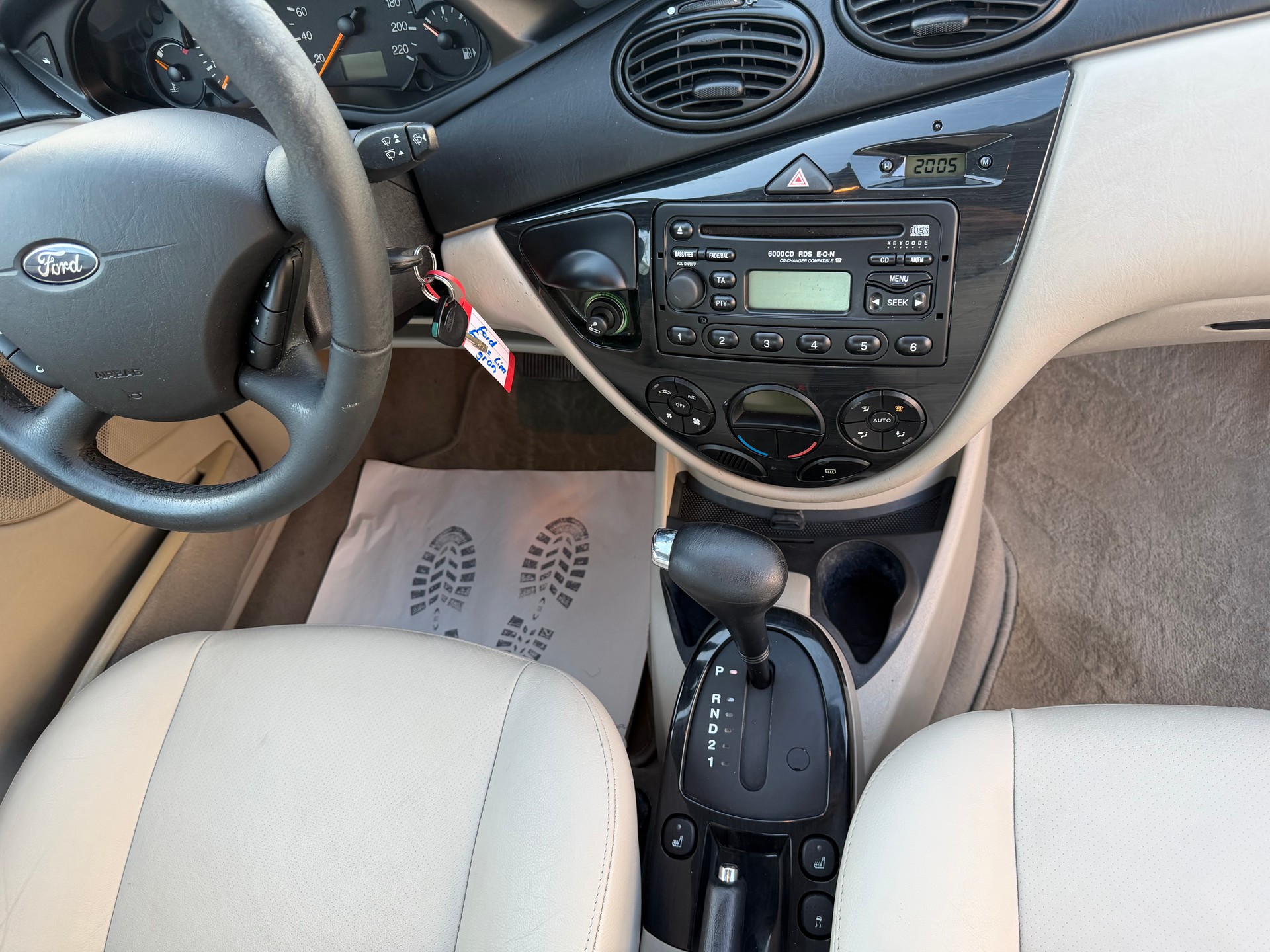 FORD Focus 2.0i 16V Ghia-image-12