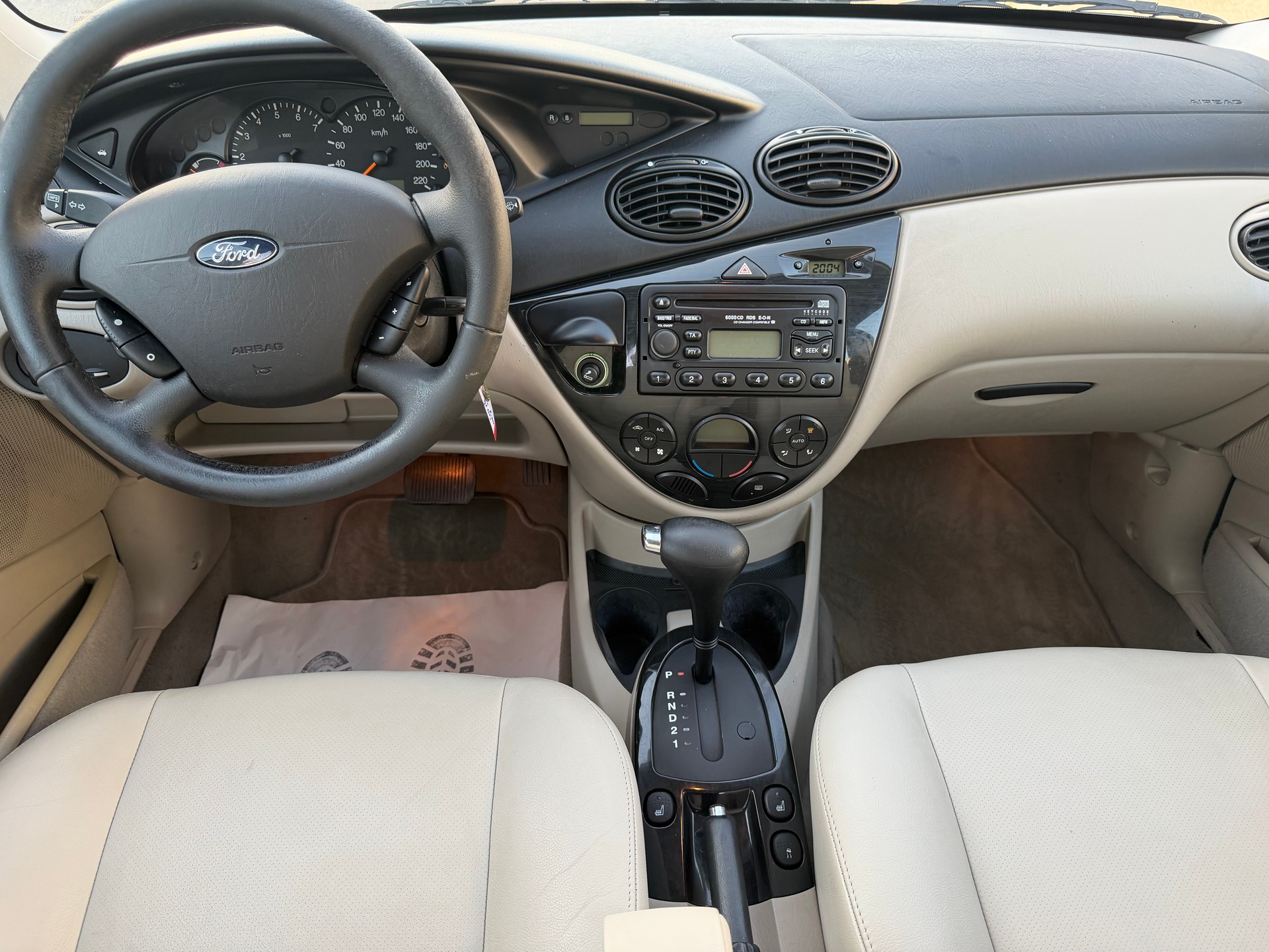 FORD Focus 2.0i 16V Ghia-image-8