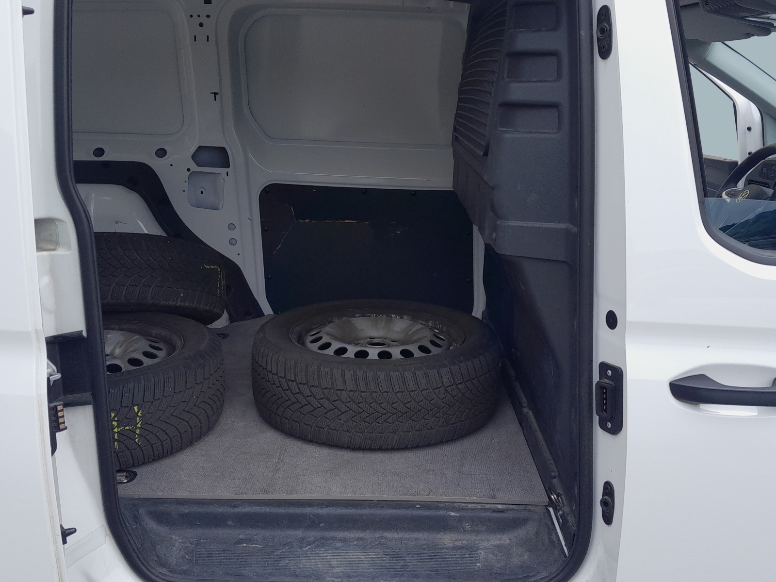 VW Caddy Cargo 2.0TDI Maxi 4Motion-image-14