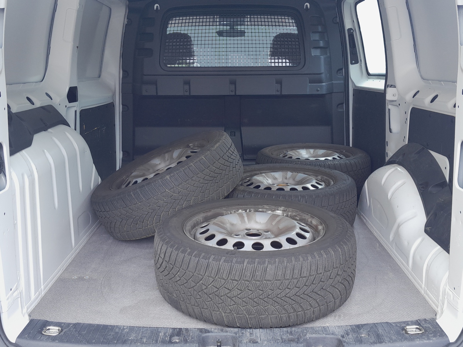 VW Caddy Cargo 2.0TDI Maxi 4Motion-image-12