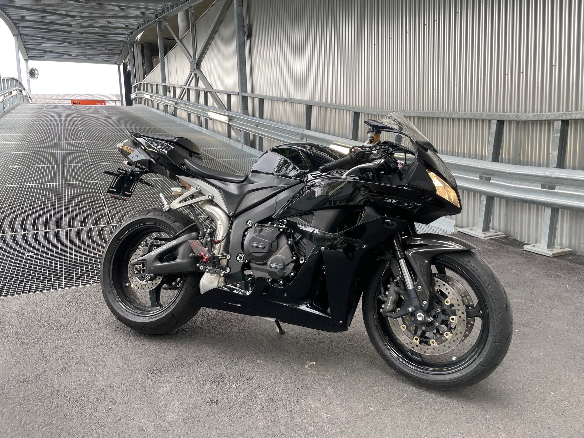 HONDA CBR 600 RR-showroom-element-1