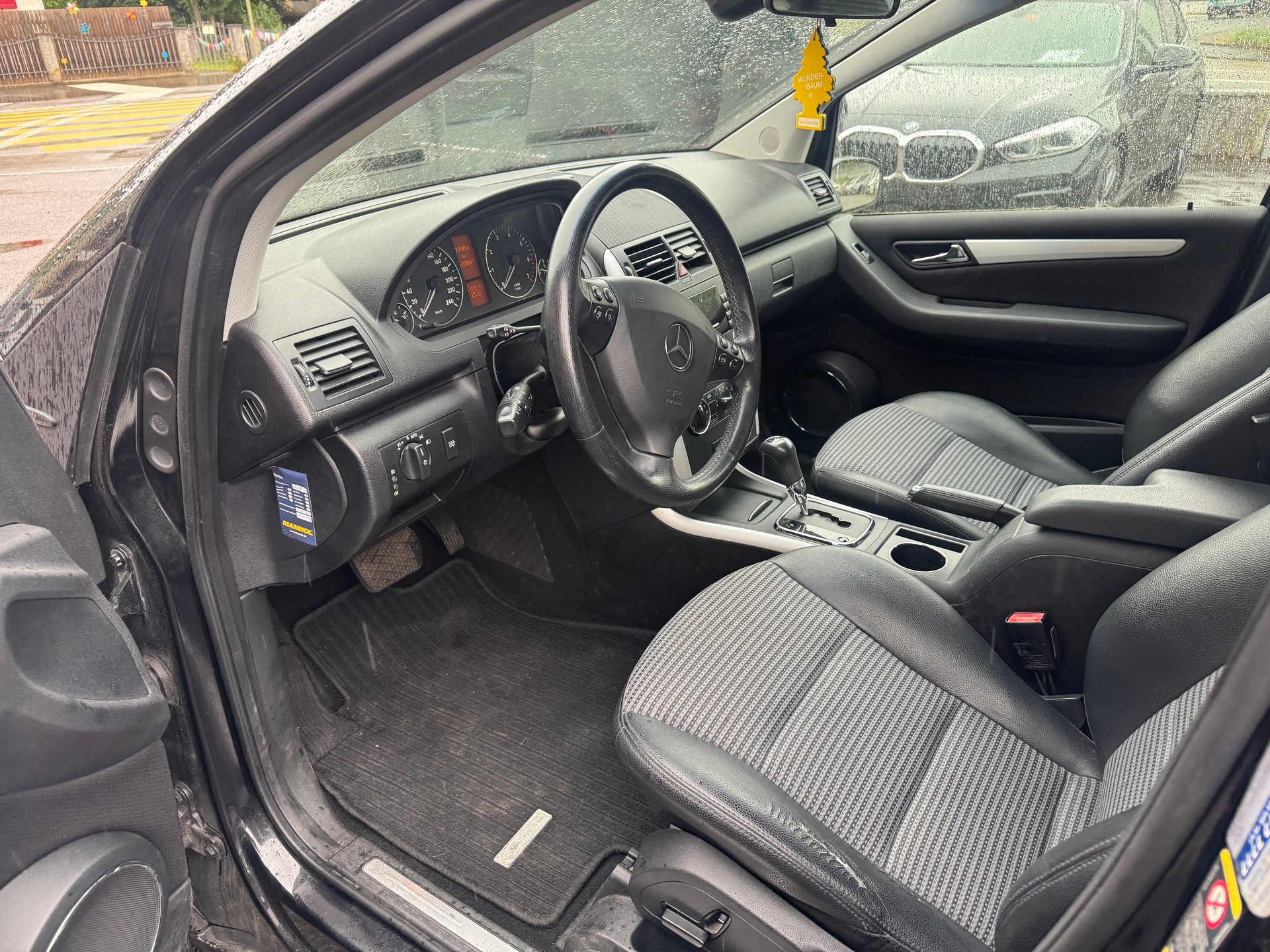 MERCEDES-BENZ A 200 Avantgarde-image-10