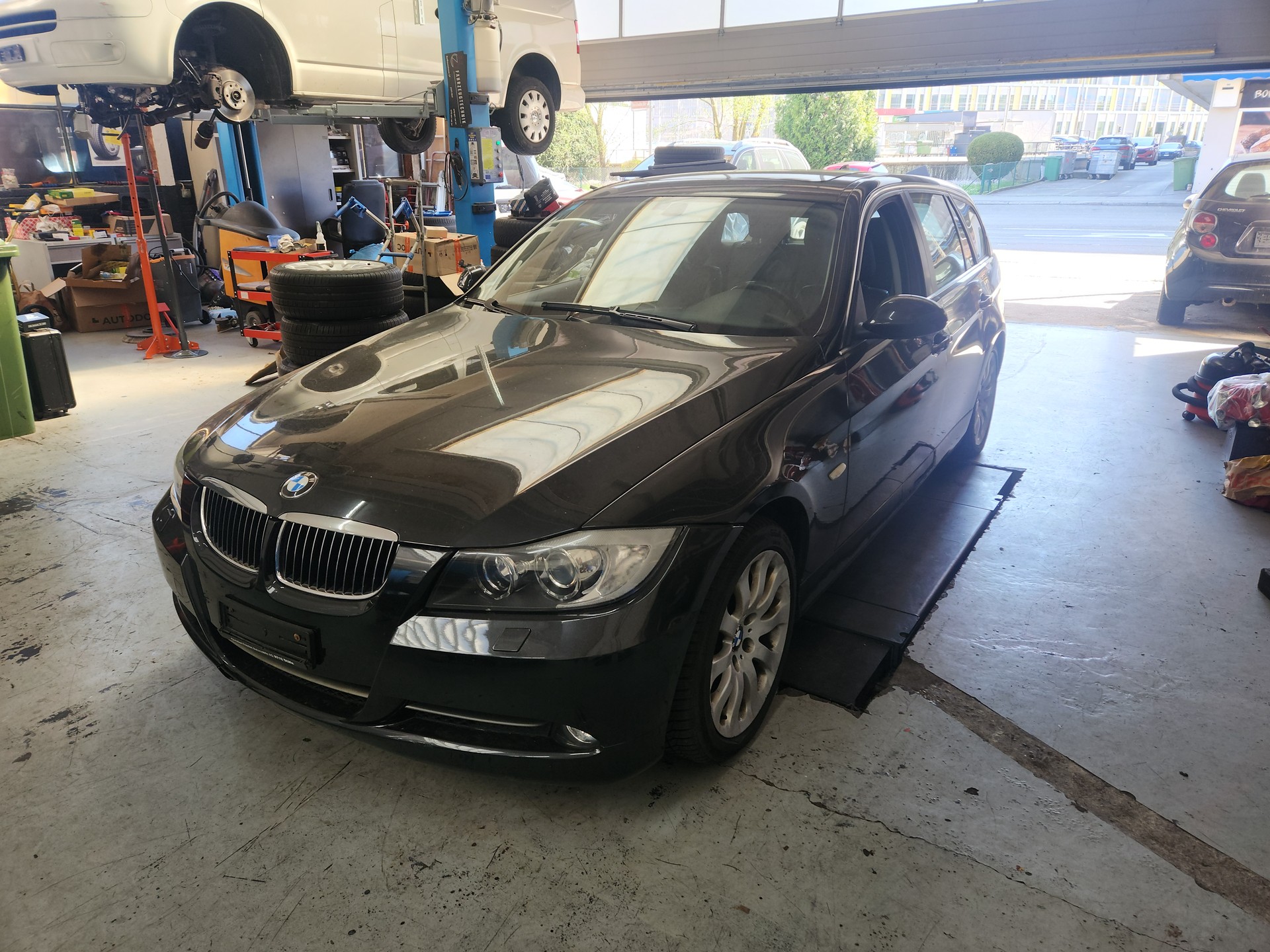 BMW 330xd Touring-image-0