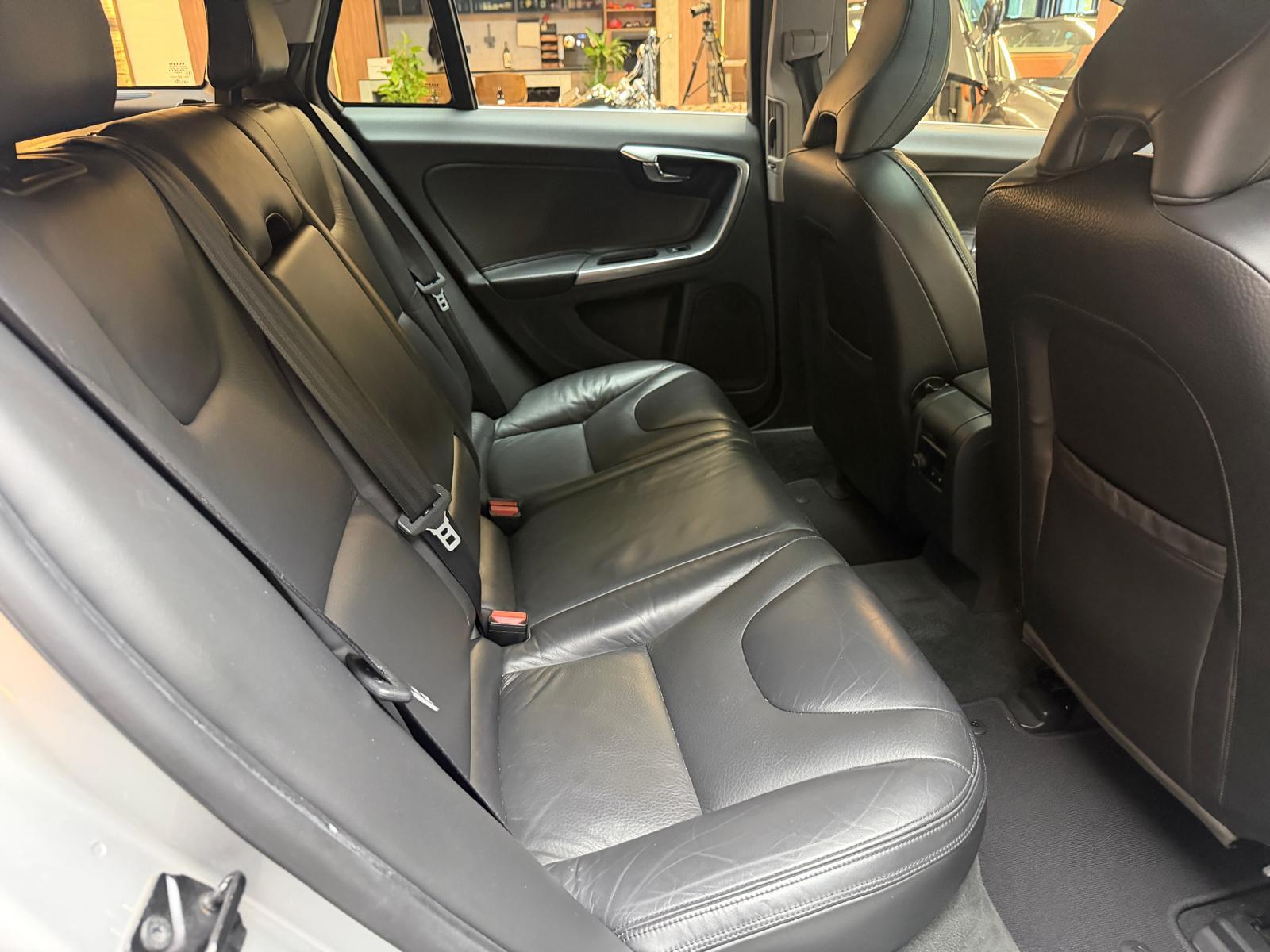VOLVO V60 2.0 D3 Summum-image-19