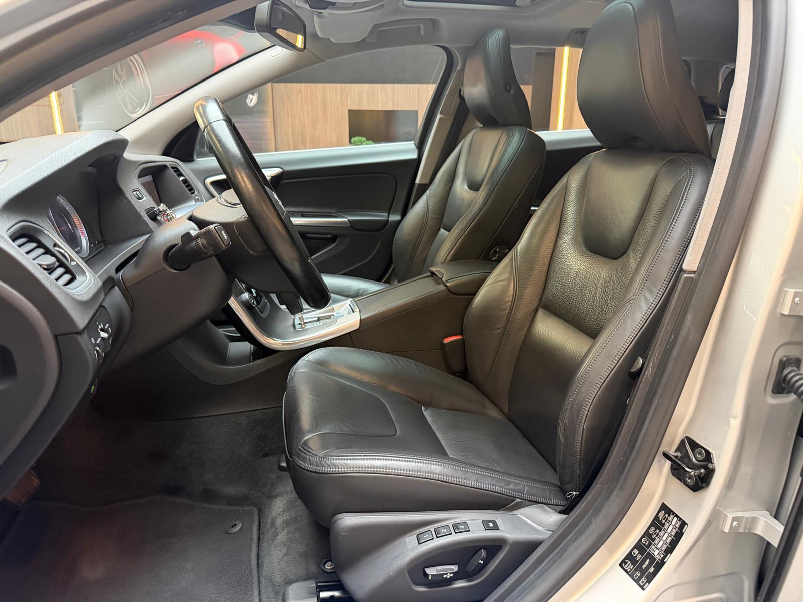VOLVO V60 2.0 D3 Summum-image-15