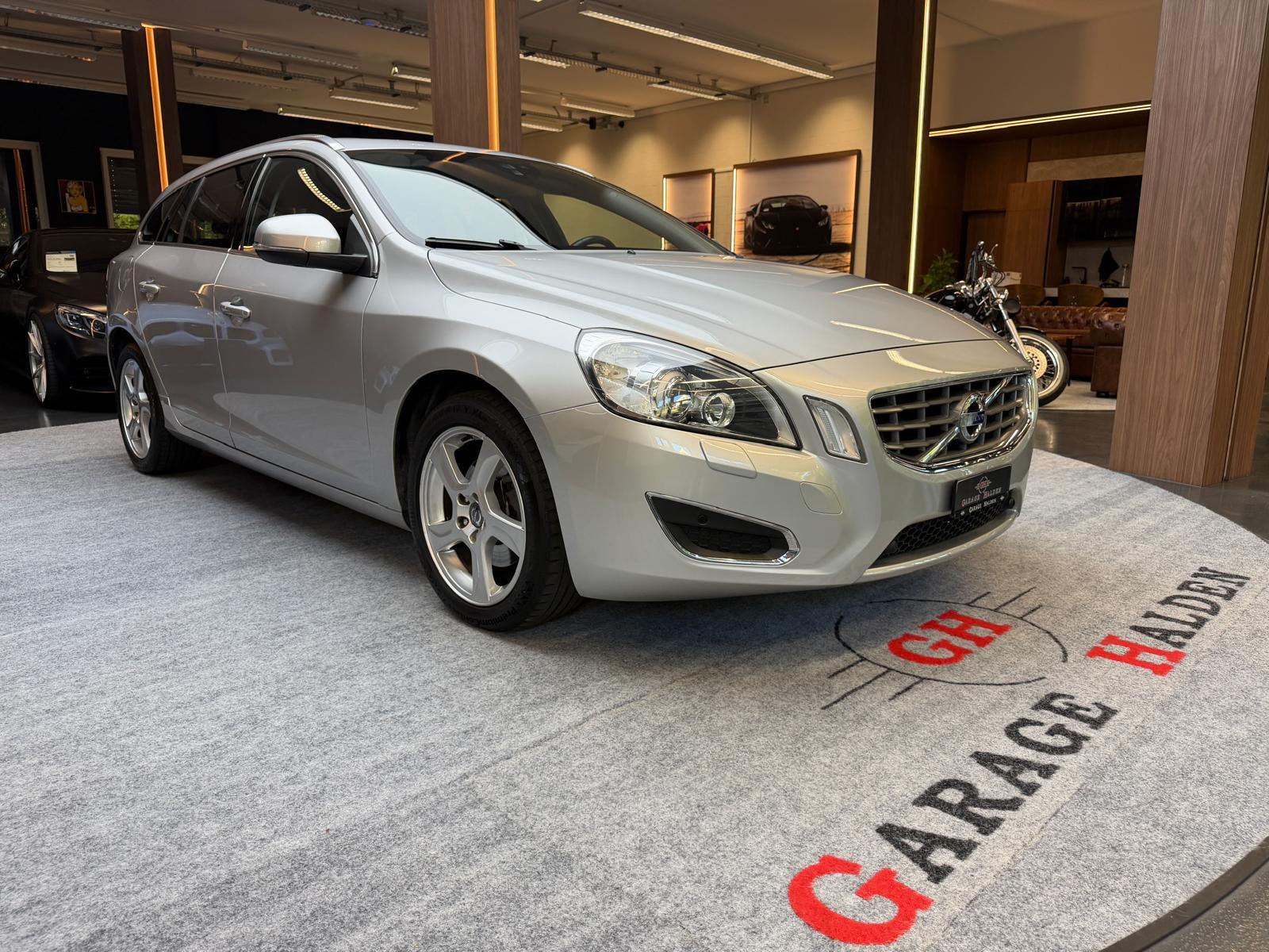 VOLVO V60 2.0 D3 Summum-image-0