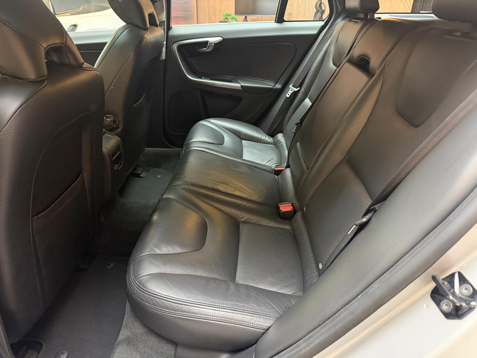 VOLVO V60 2.0 D3 Summum-image-18