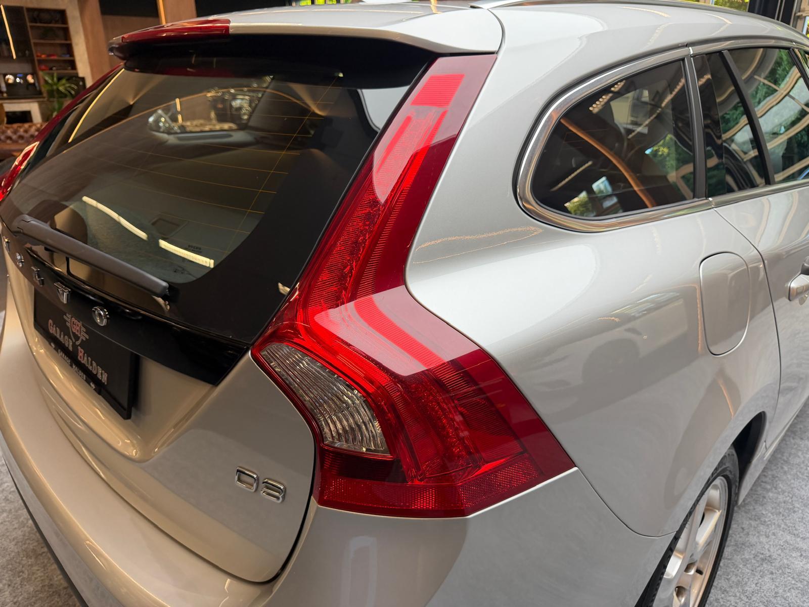 VOLVO V60 2.0 D3 Summum-image-11