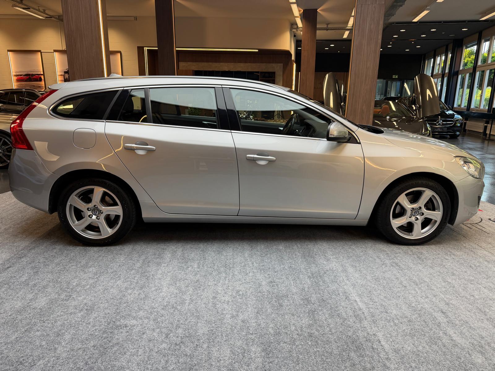 VOLVO V60 2.0 D3 Summum-image-8
