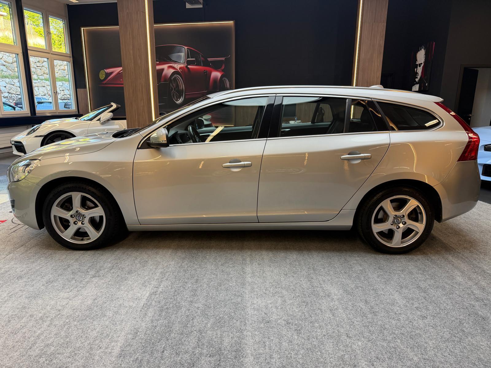 VOLVO V60 2.0 D3 Summum-image-4