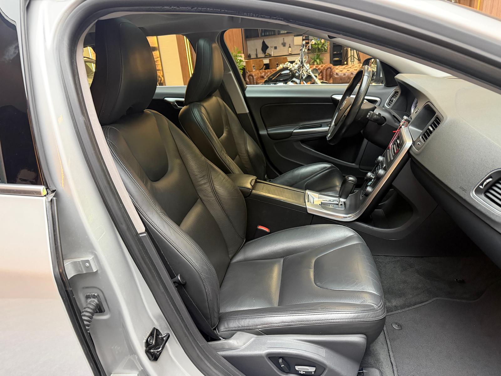 VOLVO V60 2.0 D3 Summum-image-16