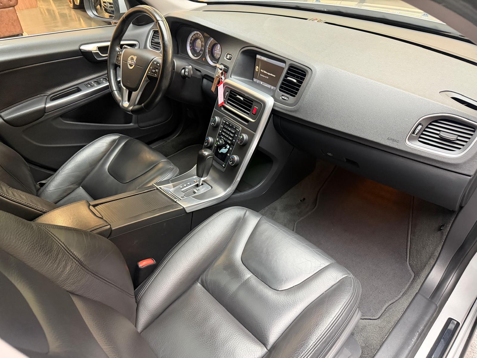 VOLVO V60 2.0 D3 Summum-image-17