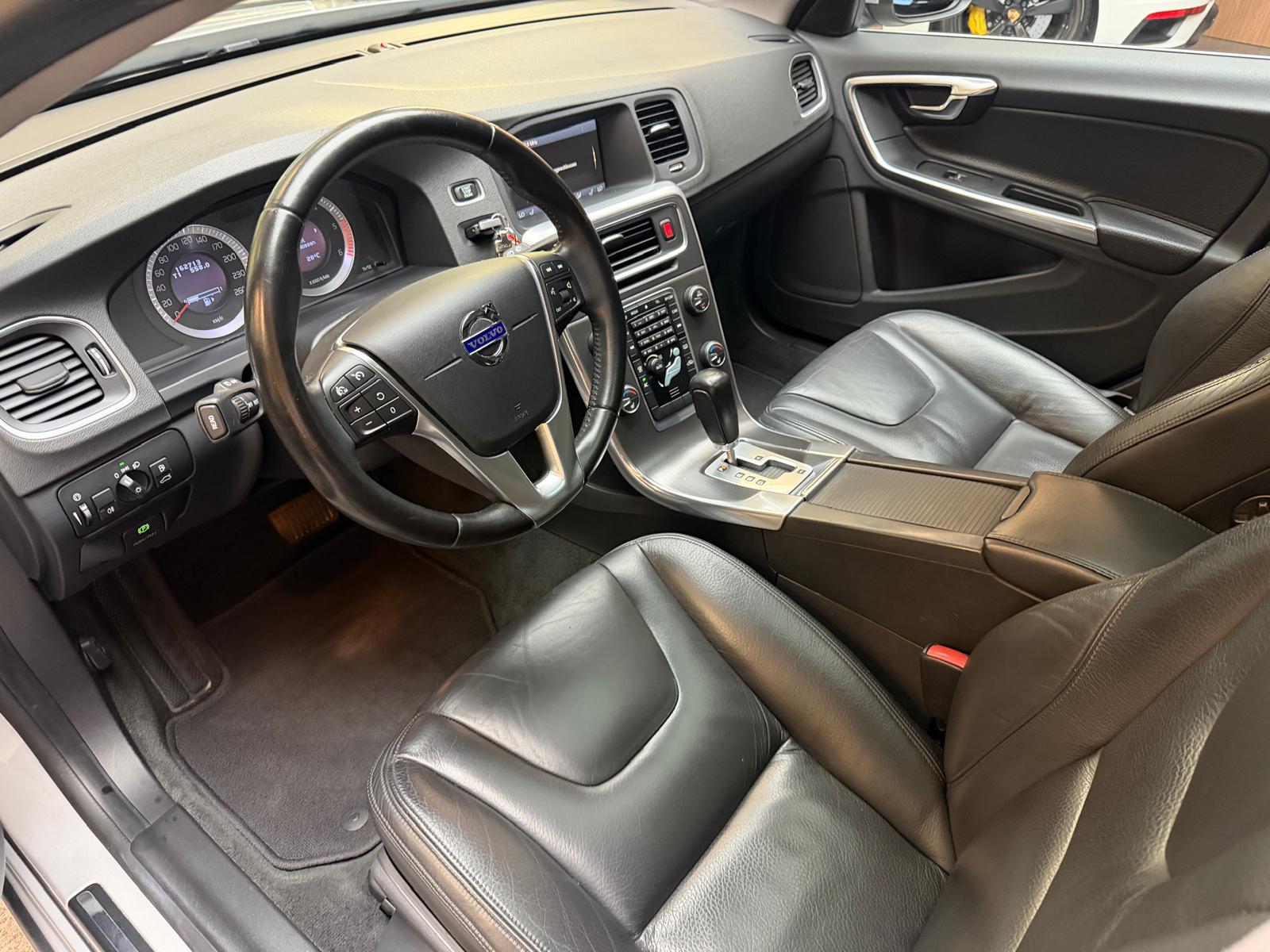 VOLVO V60 2.0 D3 Summum-image-14