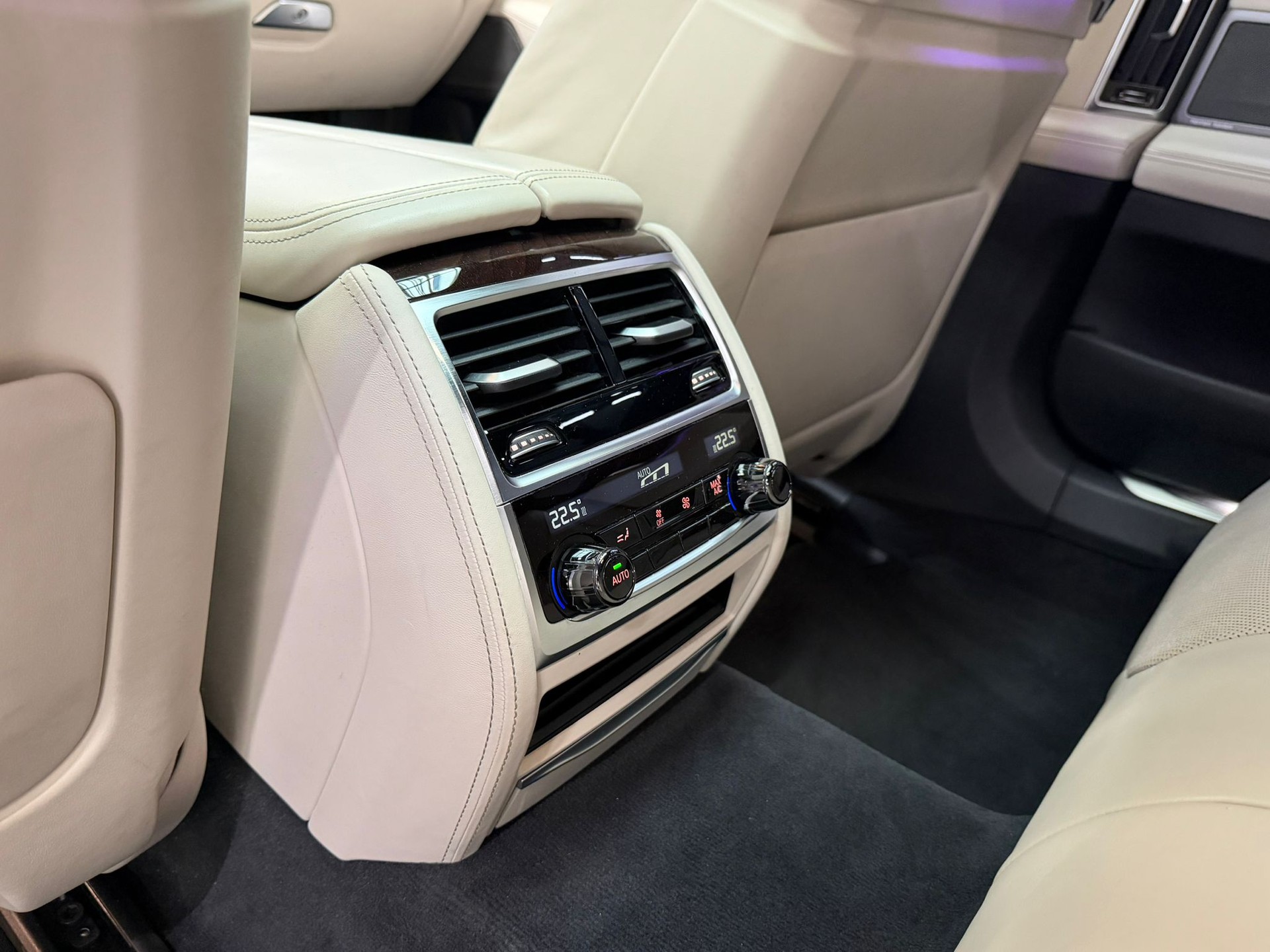 BMW 730d xDrive Steptronic-image-23