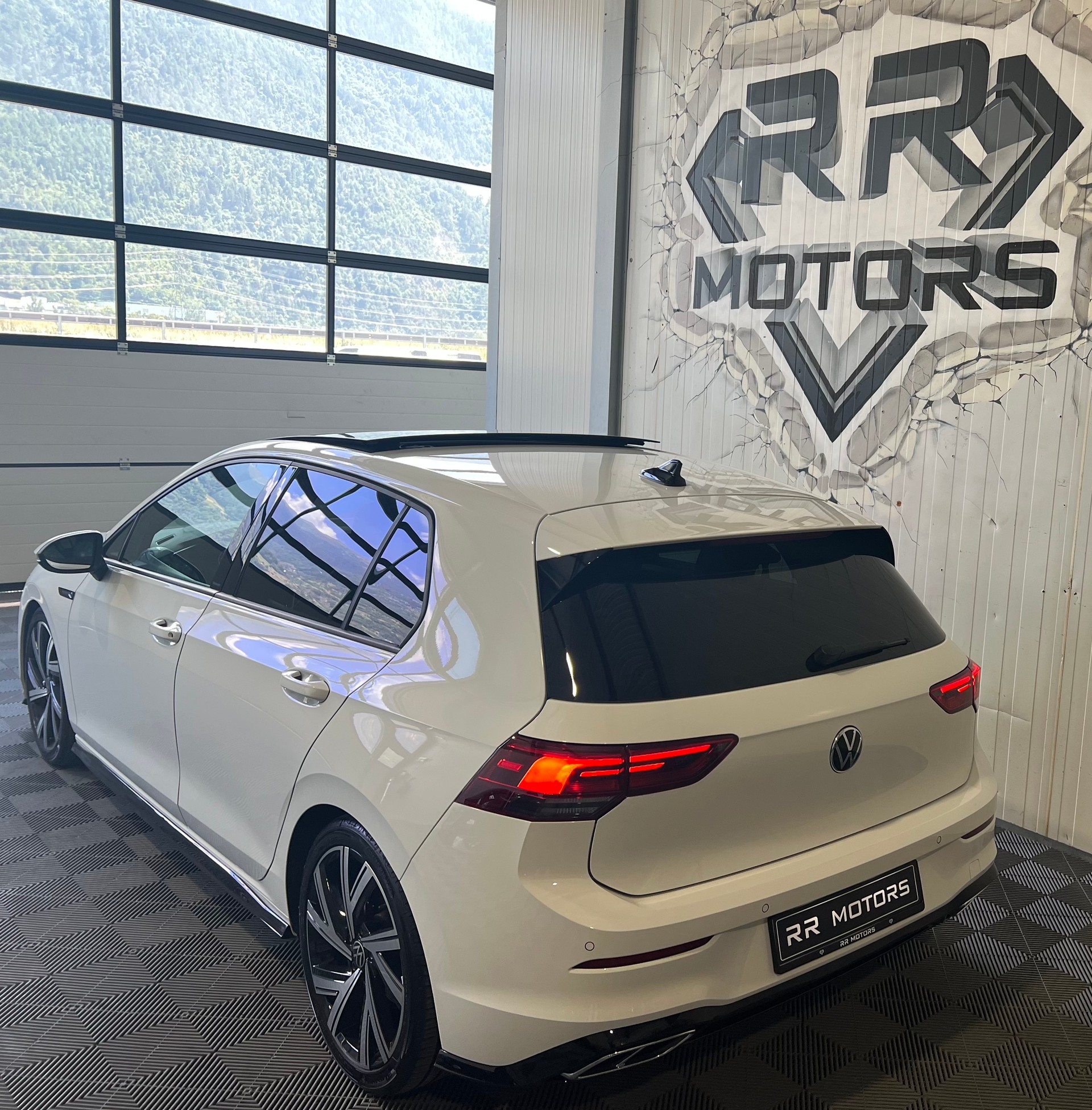 VW Golf 2.0 TDI R-Line DSG-image-2