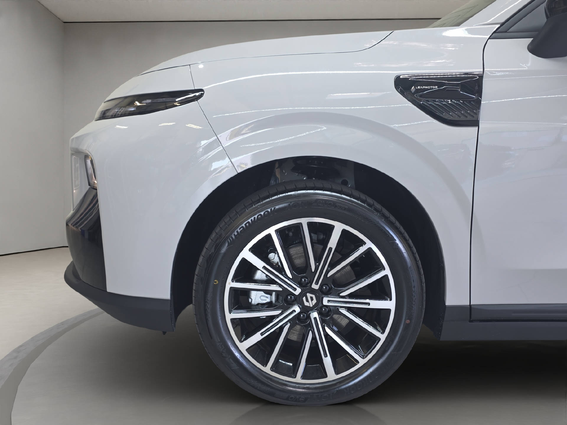 LEAPMOTOR B10 1.5 Hybrid EV-image-12