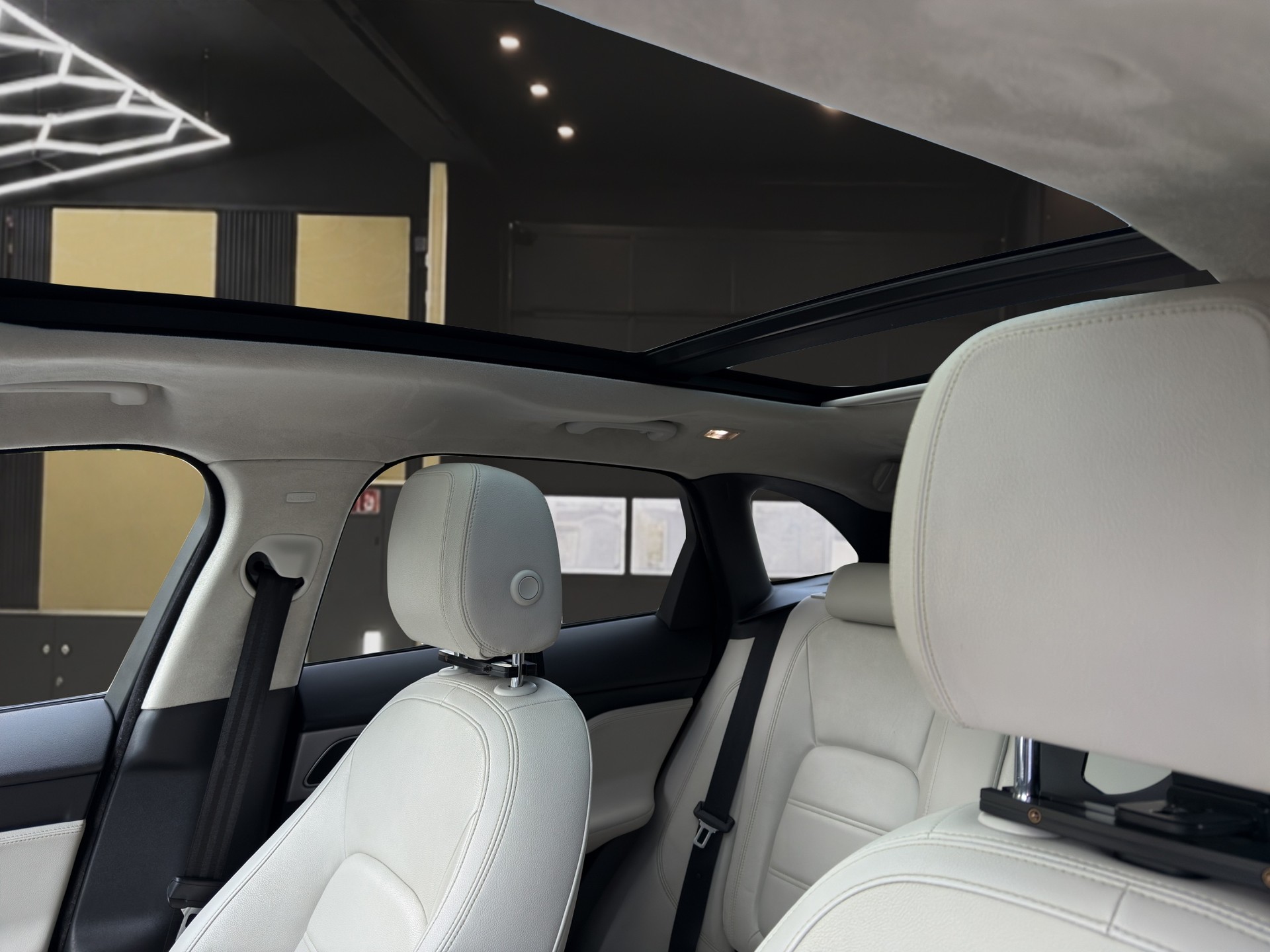 JAGUAR F-Pace 2.0 D 180 Prestige AWD-image-12