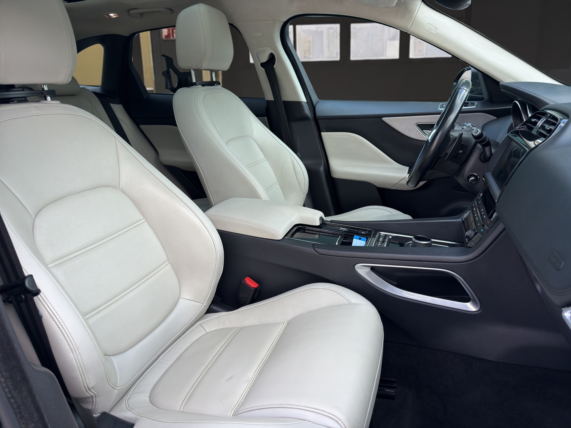 JAGUAR F-Pace 2.0 D 180 Prestige AWD-image-9